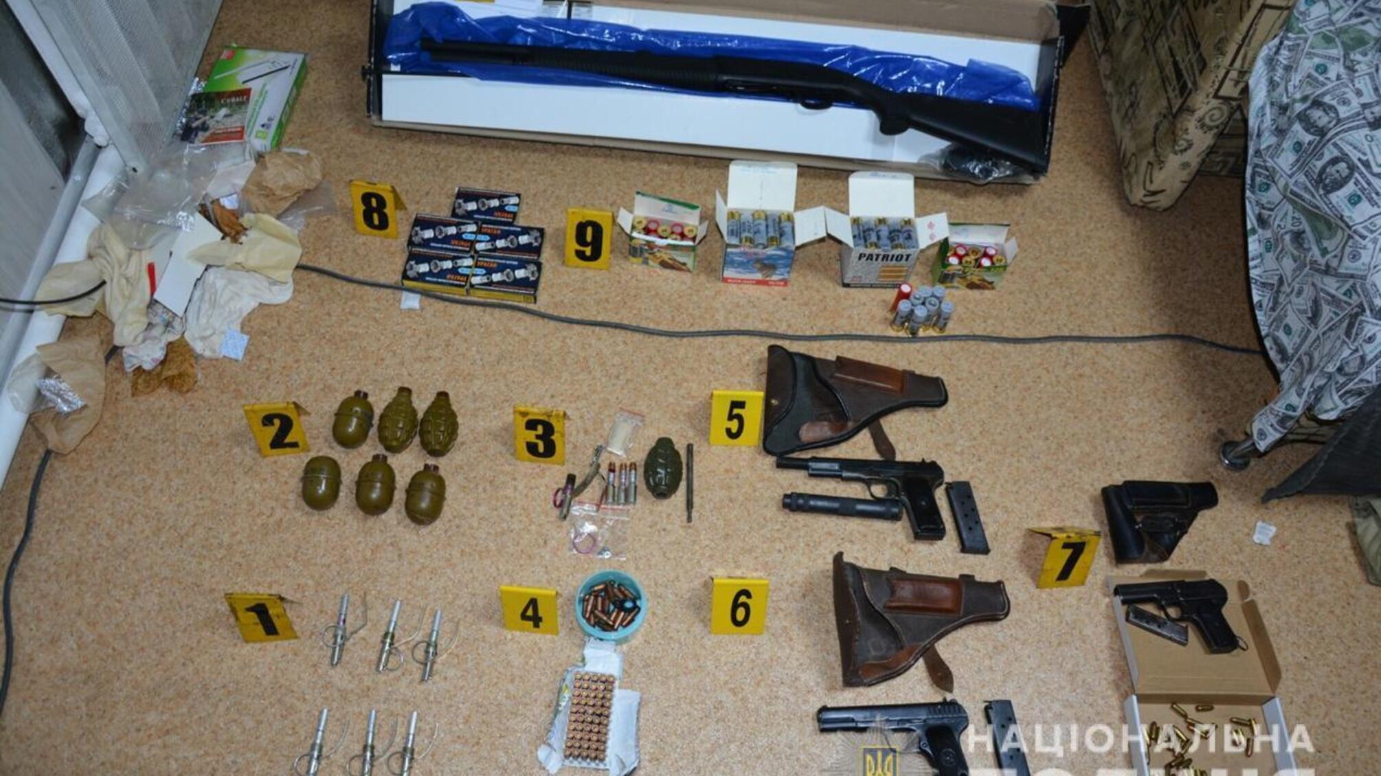 У Харкові поліція затримала місцевого жителя за незаконне зберігання зброї та боєприпасів