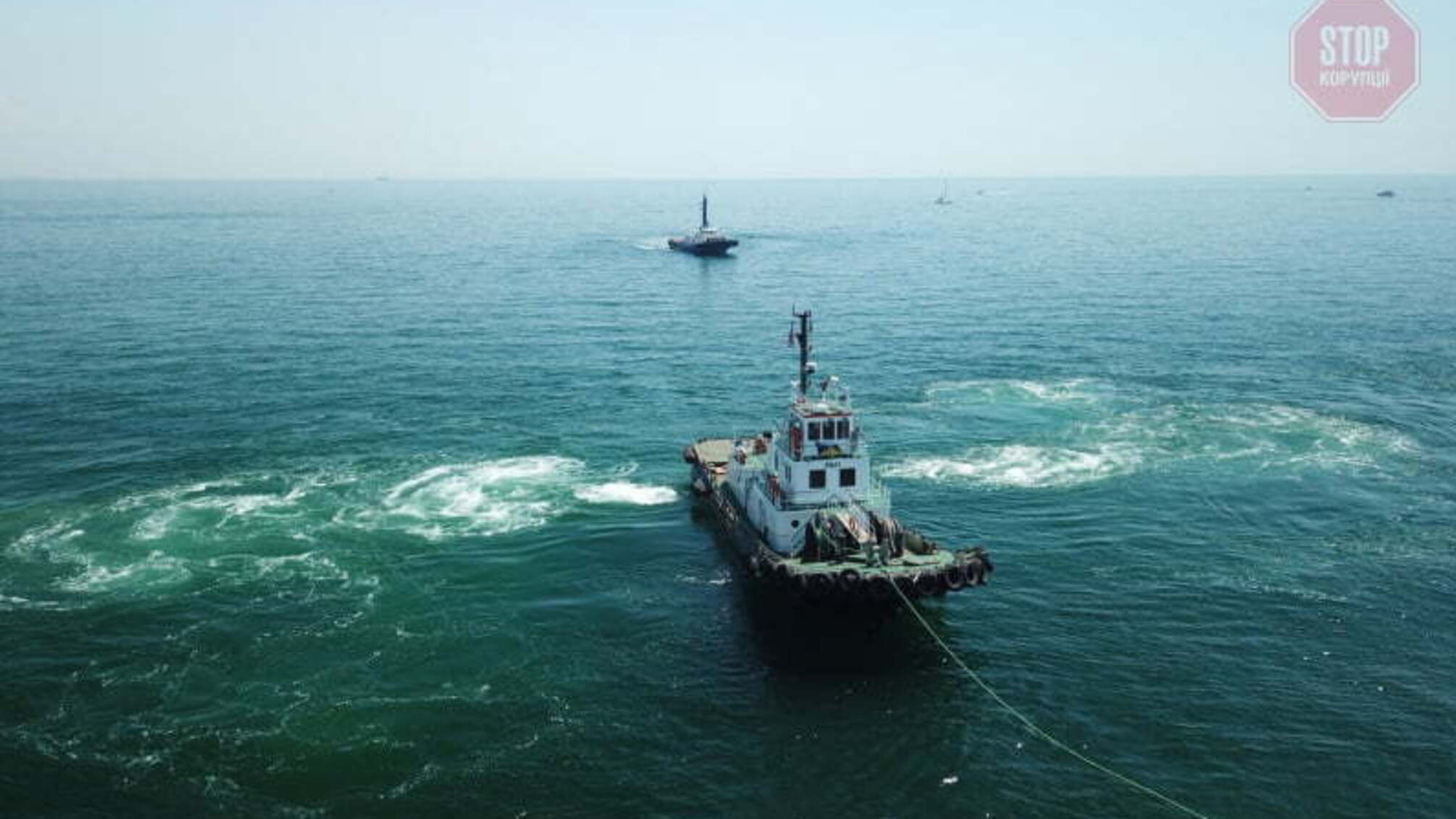 В Одесі не змогли підняти затонулий танкер (фото)