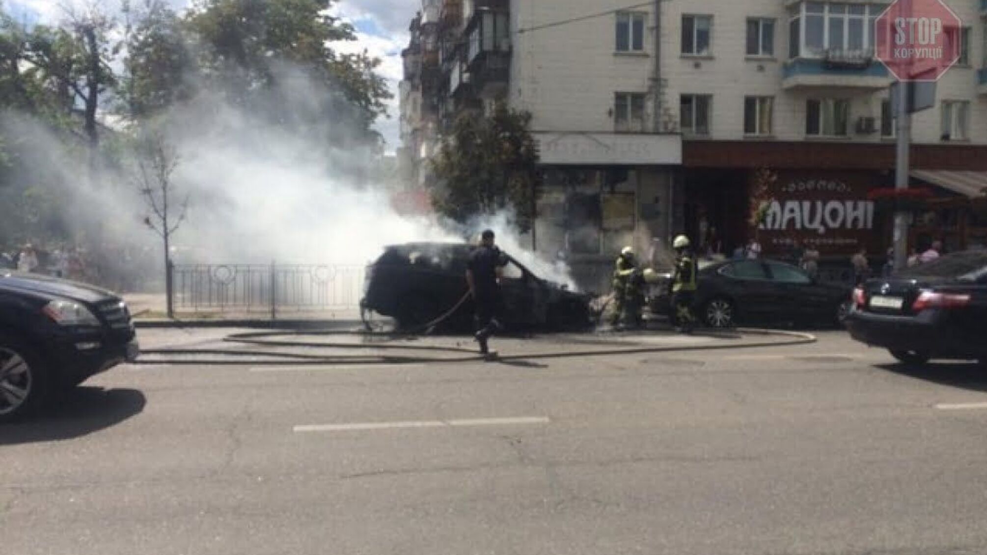 У центрі Києва горіли BMW та Acura – власникам раніше погрожували (фото, відео)