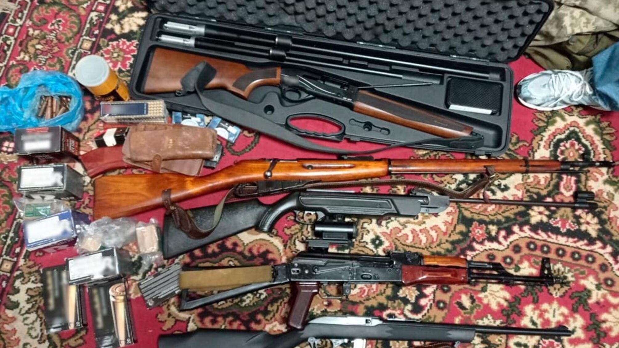 У Чернівцях поліція вилучила у місцевого жителя арсенал зброї та боєприпасів