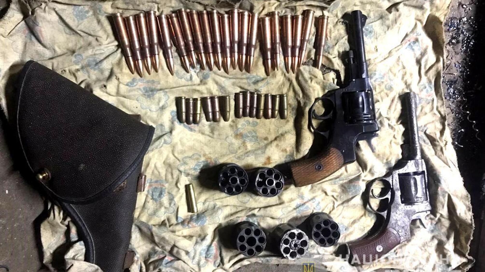 На Херсонщині поліцейські викрили майстерню зі схроном вогнепальної зброї
