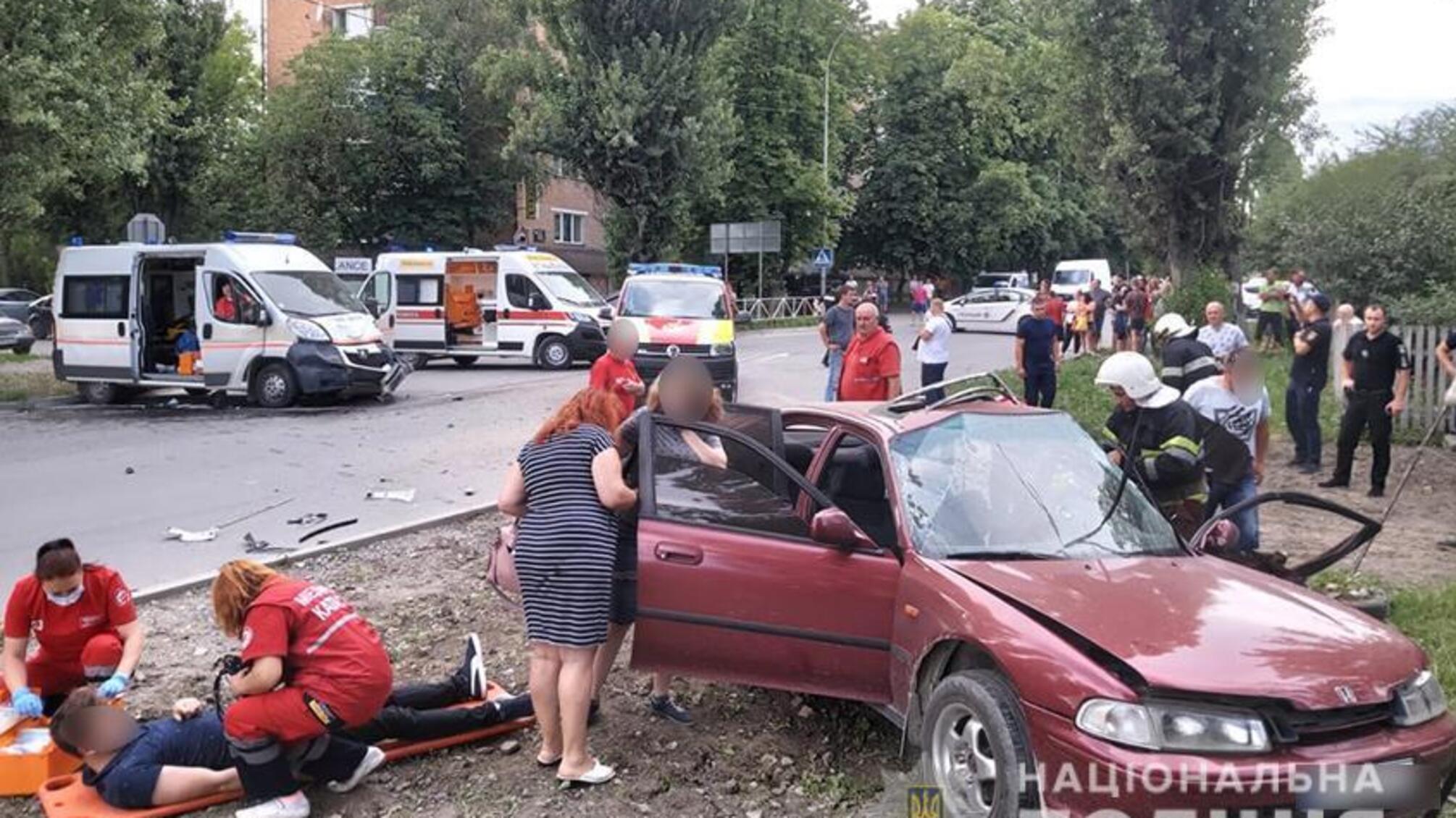 У Кам’янці-Подільському поліцейські встановлюють обставини ДТП, у якій травмувалося 9 осіб