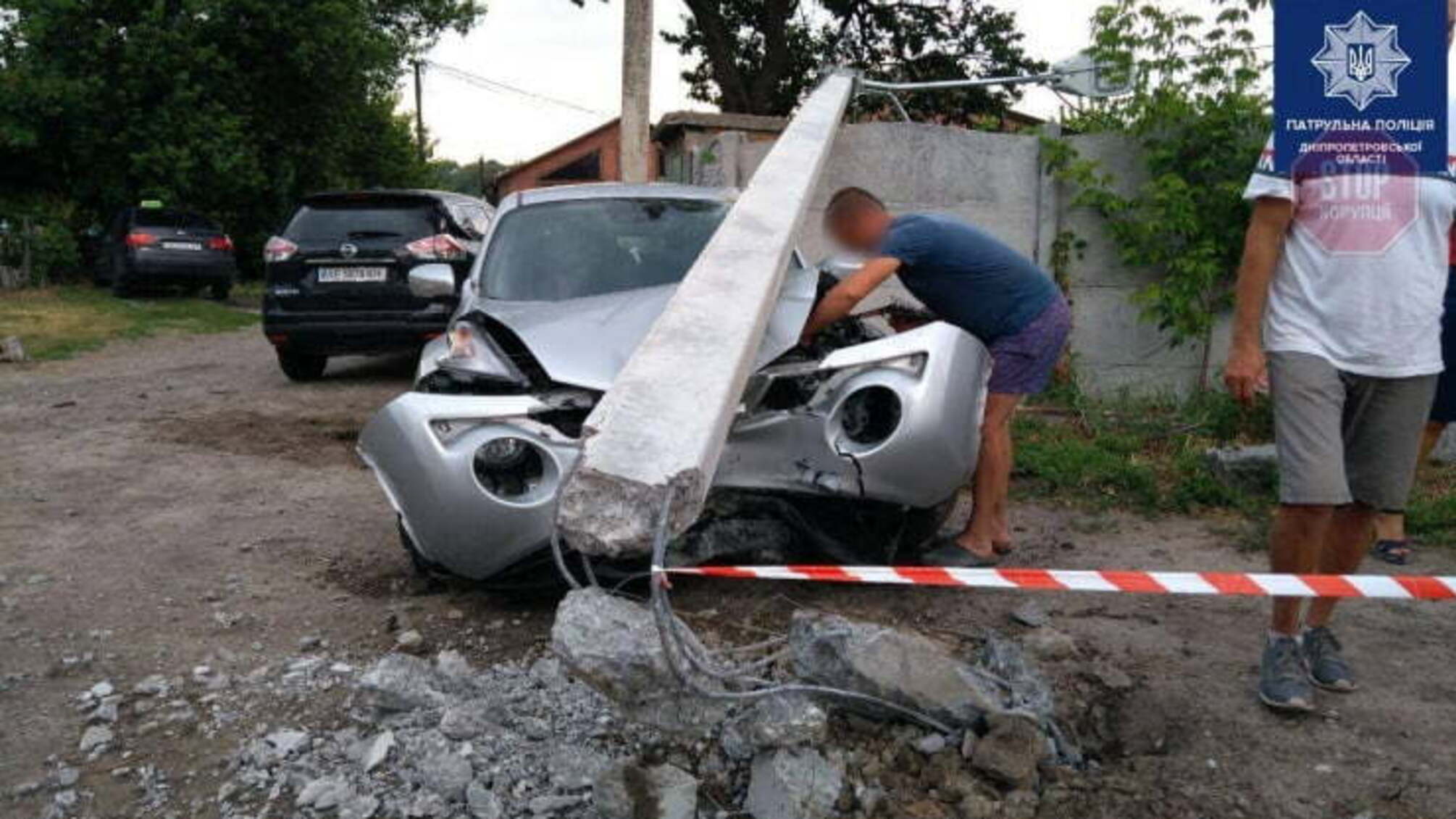 У Дніпрі іномарку розчавило стовпом