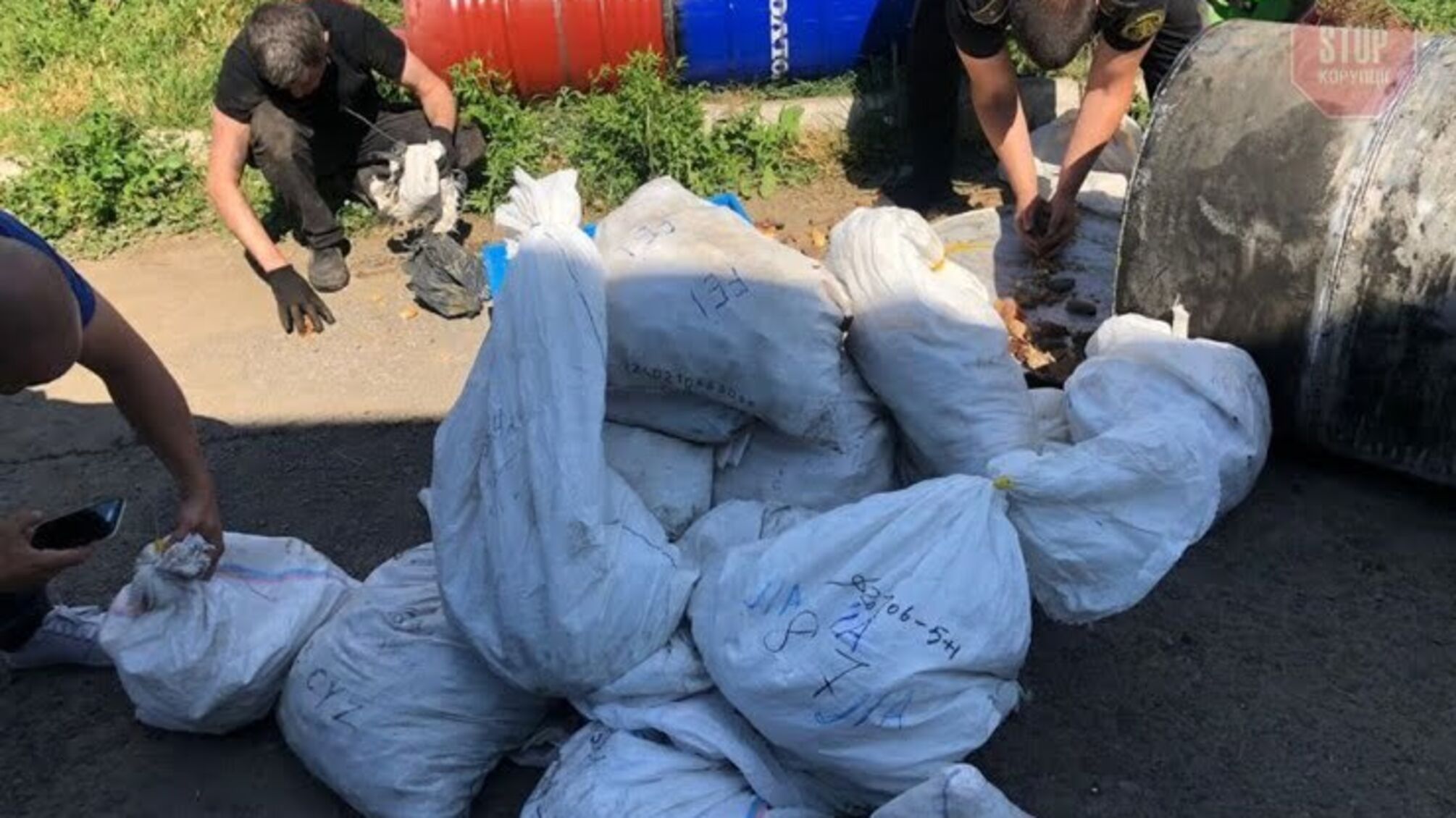 Закарпатські митники виявили у паливному баку вантажівки мішки з бурштином (фото)