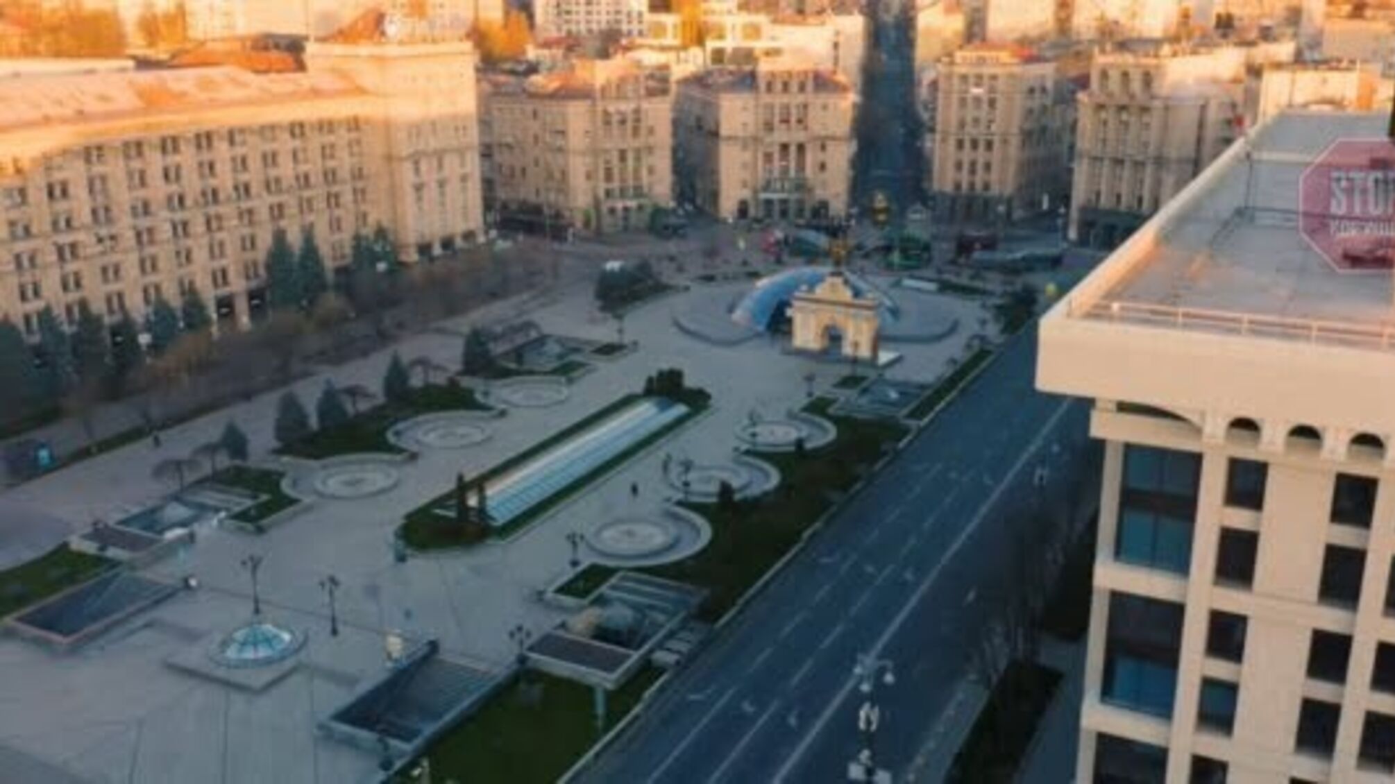 На столичному Майдані Незалежності майже не залишилось реклами (фото)