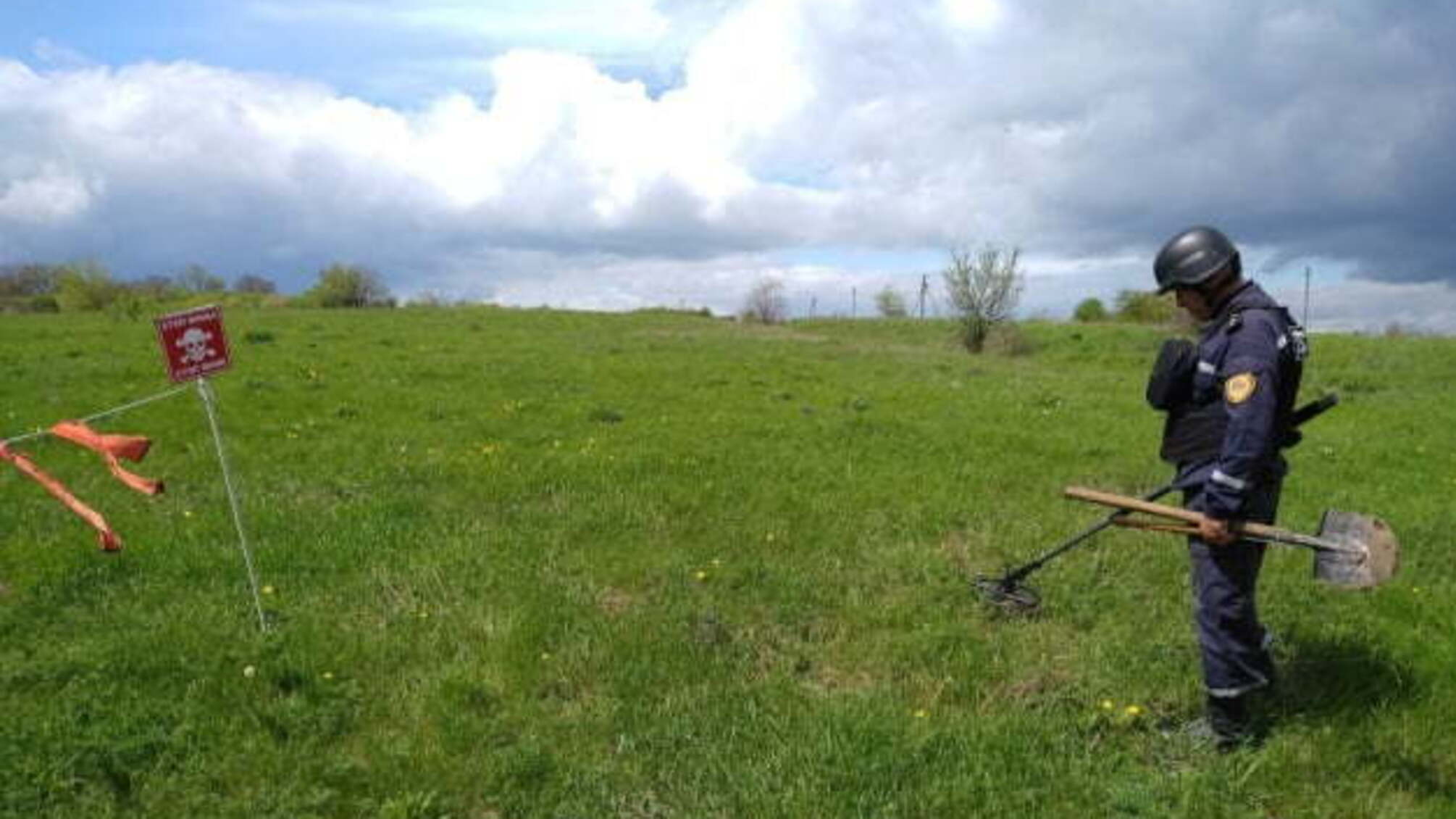 Рятувальники Об’єднаних сил продовжують розмінування та допомагають жителям Донбасу