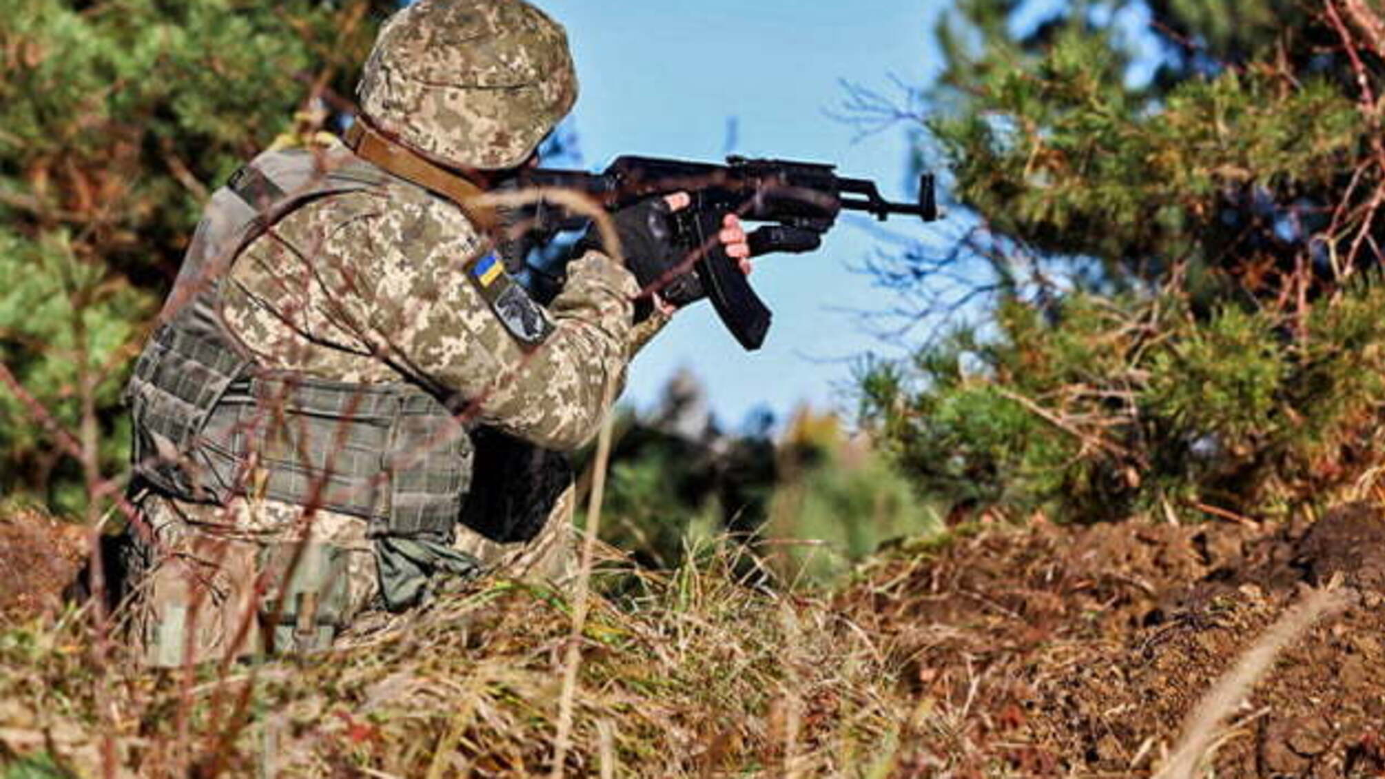На Донбасі від початку доби - шість ворожих обстрілів, поранені двоє бійців ЗСУ