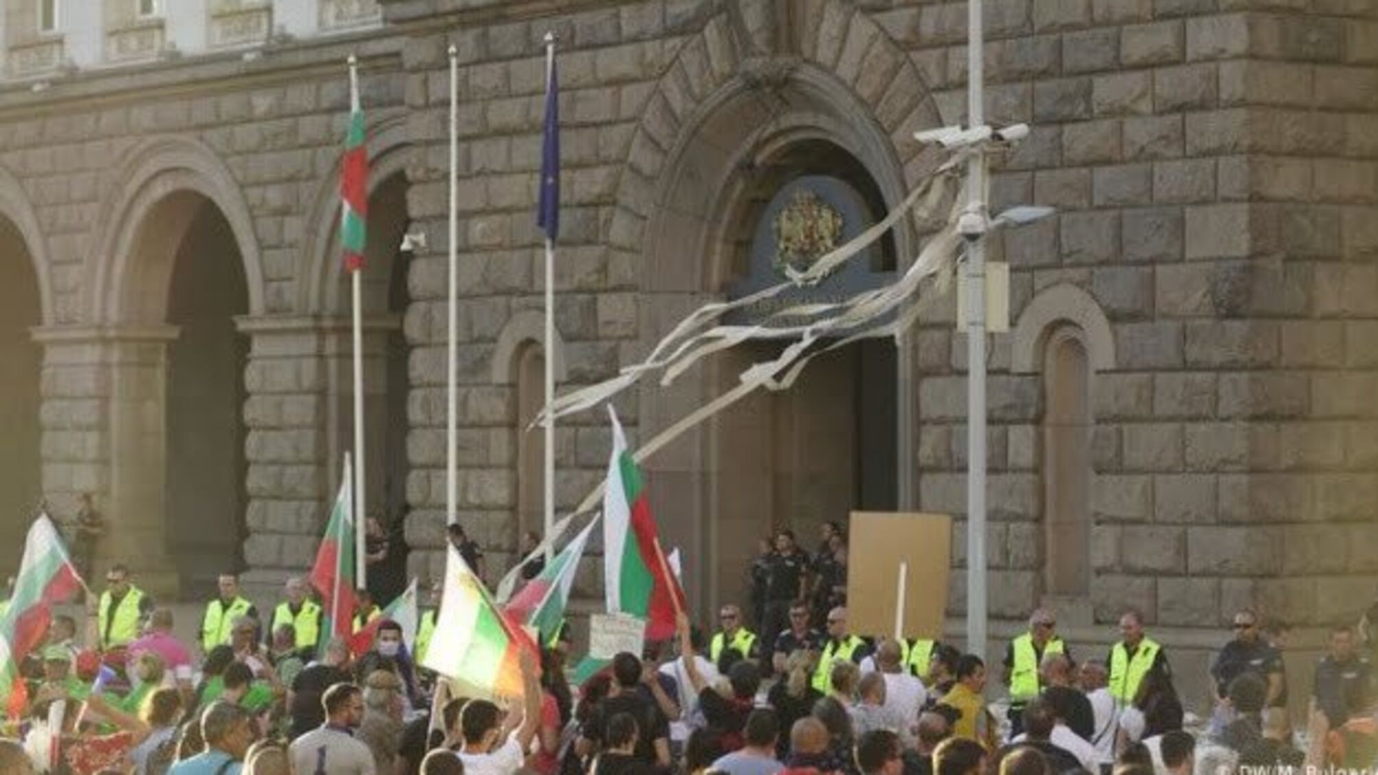 Протестувальники закидали будівлю уряду Болгарії туалетним папером