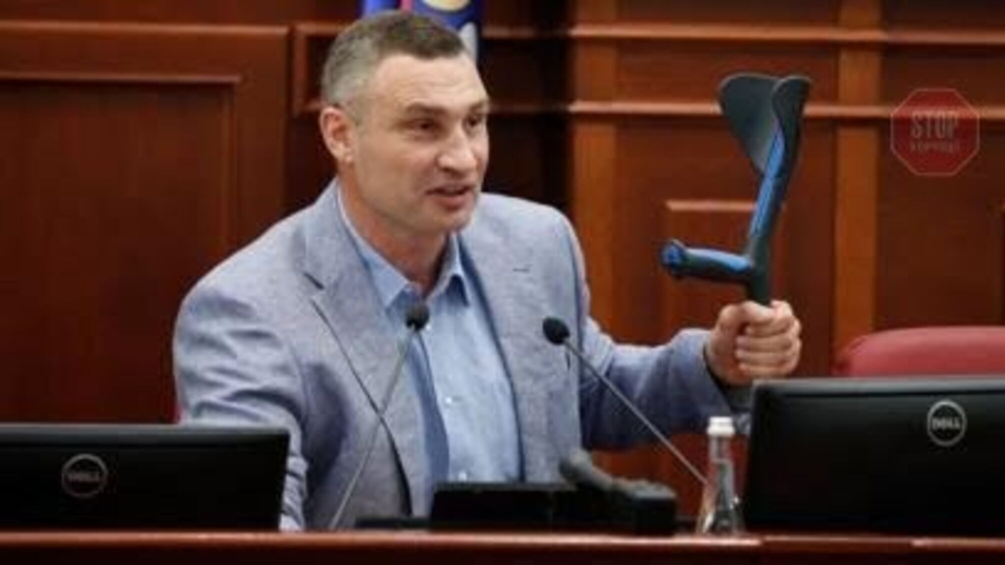 Кличко пояснив, чому прийшов до Київради на милицях та кому обіцяв «накостиляти» (фото)