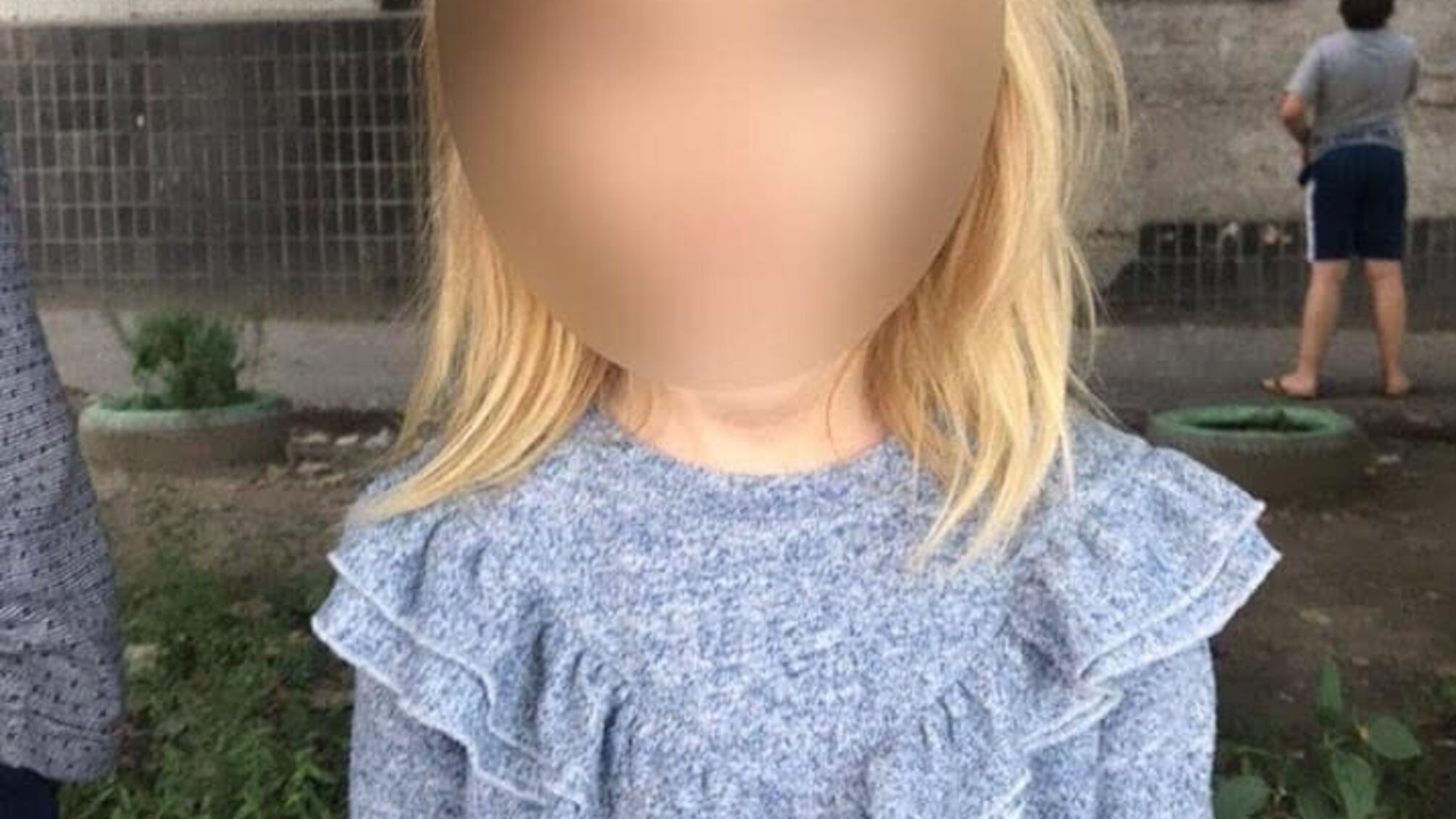 У Дніпрі 7-річна дівчинка жила у сусідів, доки мати вдома вживала алкоголь (фото)
