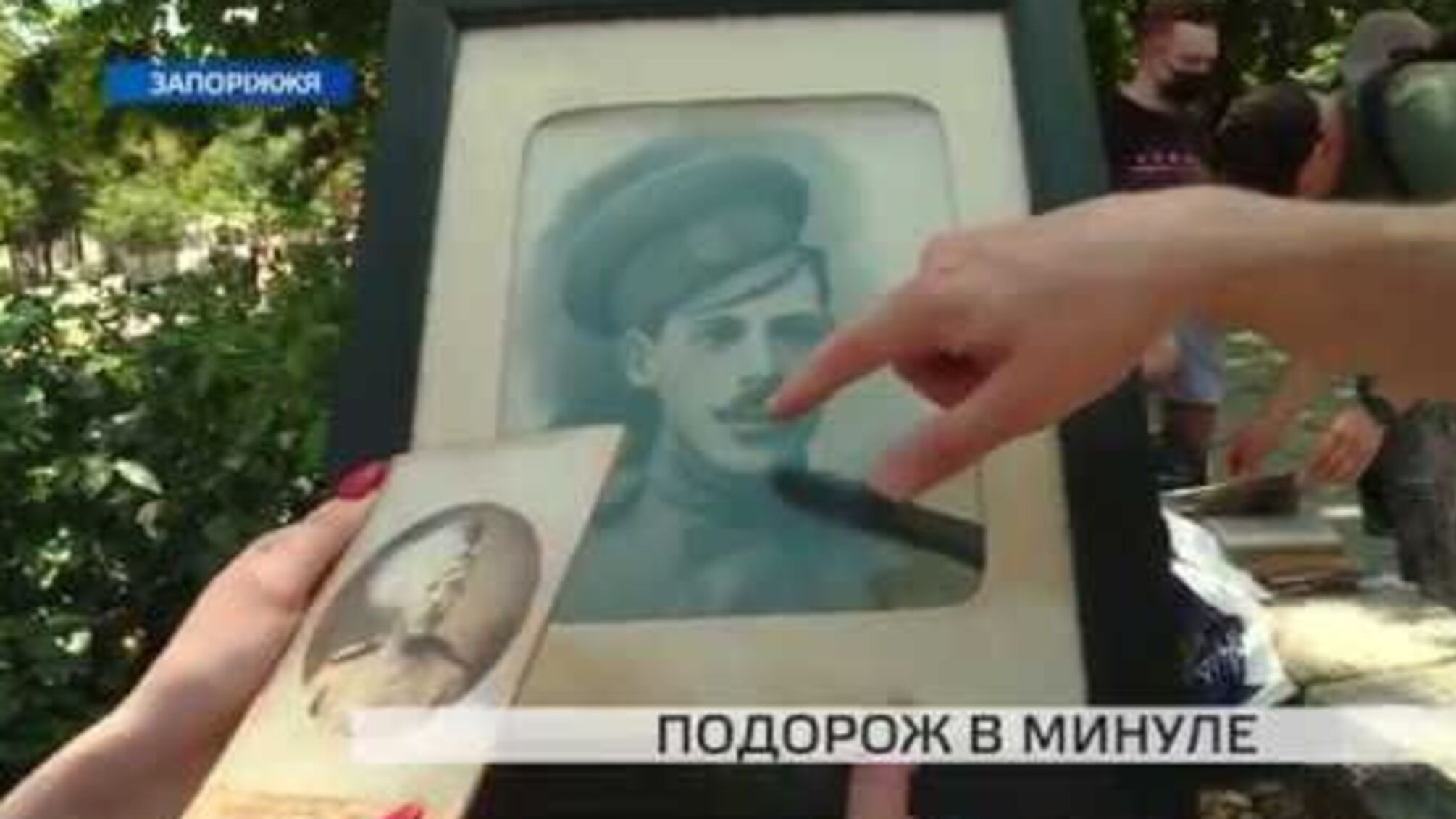 Люди позносили старі родинні фотографії на виставку