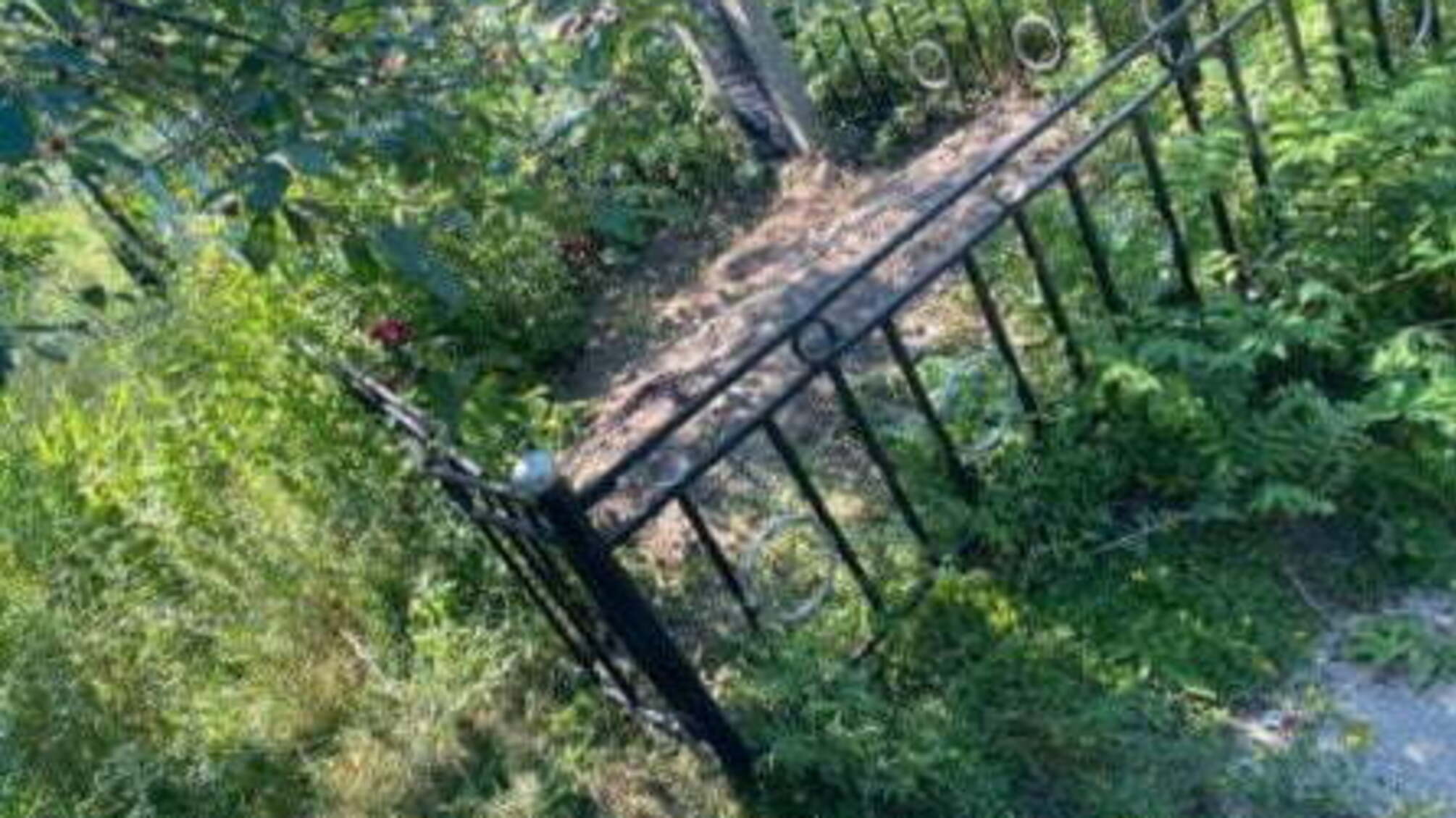 Чоловіка вбили і закопали на цвинтарі