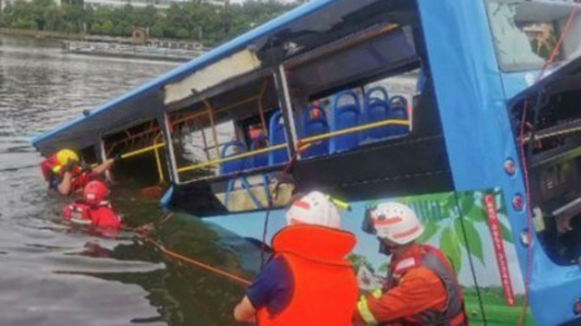 У Китаї автобус з дітьми впав у річку: є загиблі