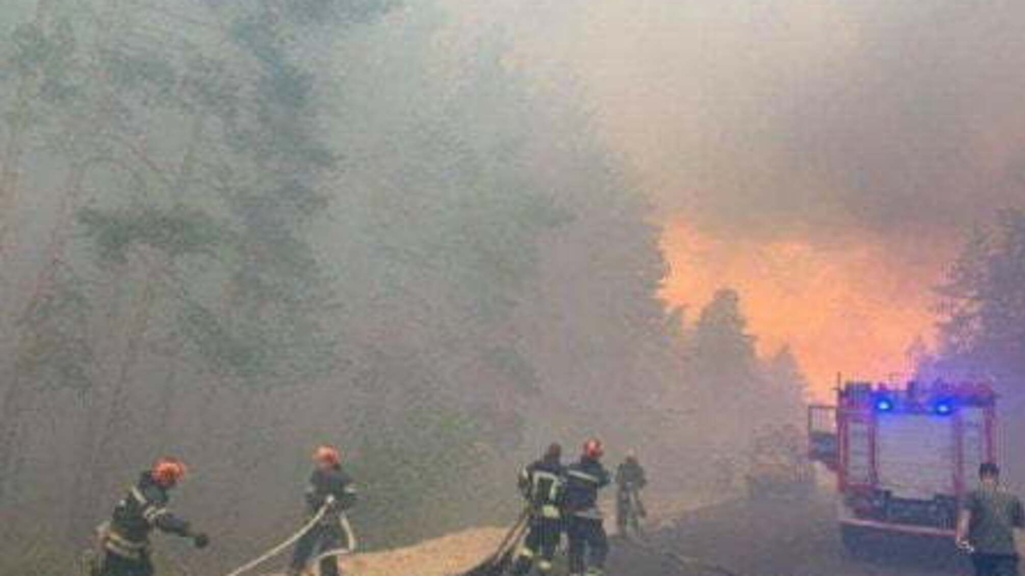Пожежу на Луганщині гасять рятувальники з 5 областей. Кількість жертв збільшилася