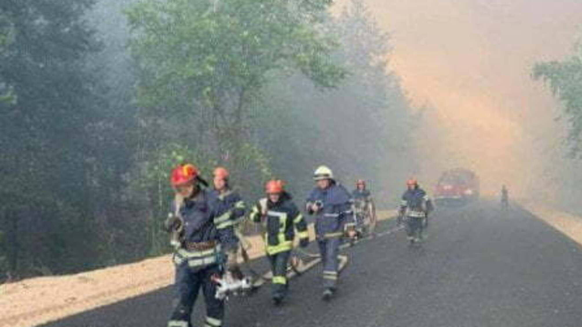 Пожежа на Луганщині: рятувальники не можуть задіяти літаки, бо бойовики не гарантують режим тиші