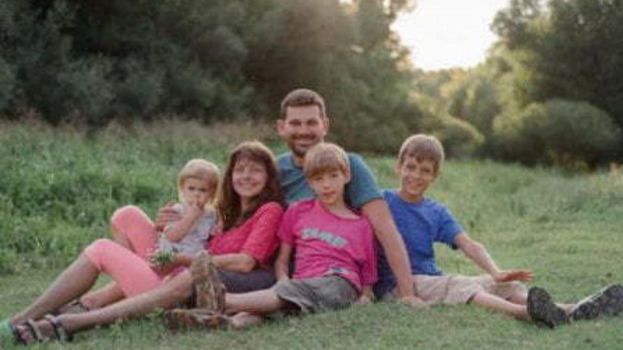 Щасливі та усміхнені: показали фото родини, яка загинула на Столичному шосе
