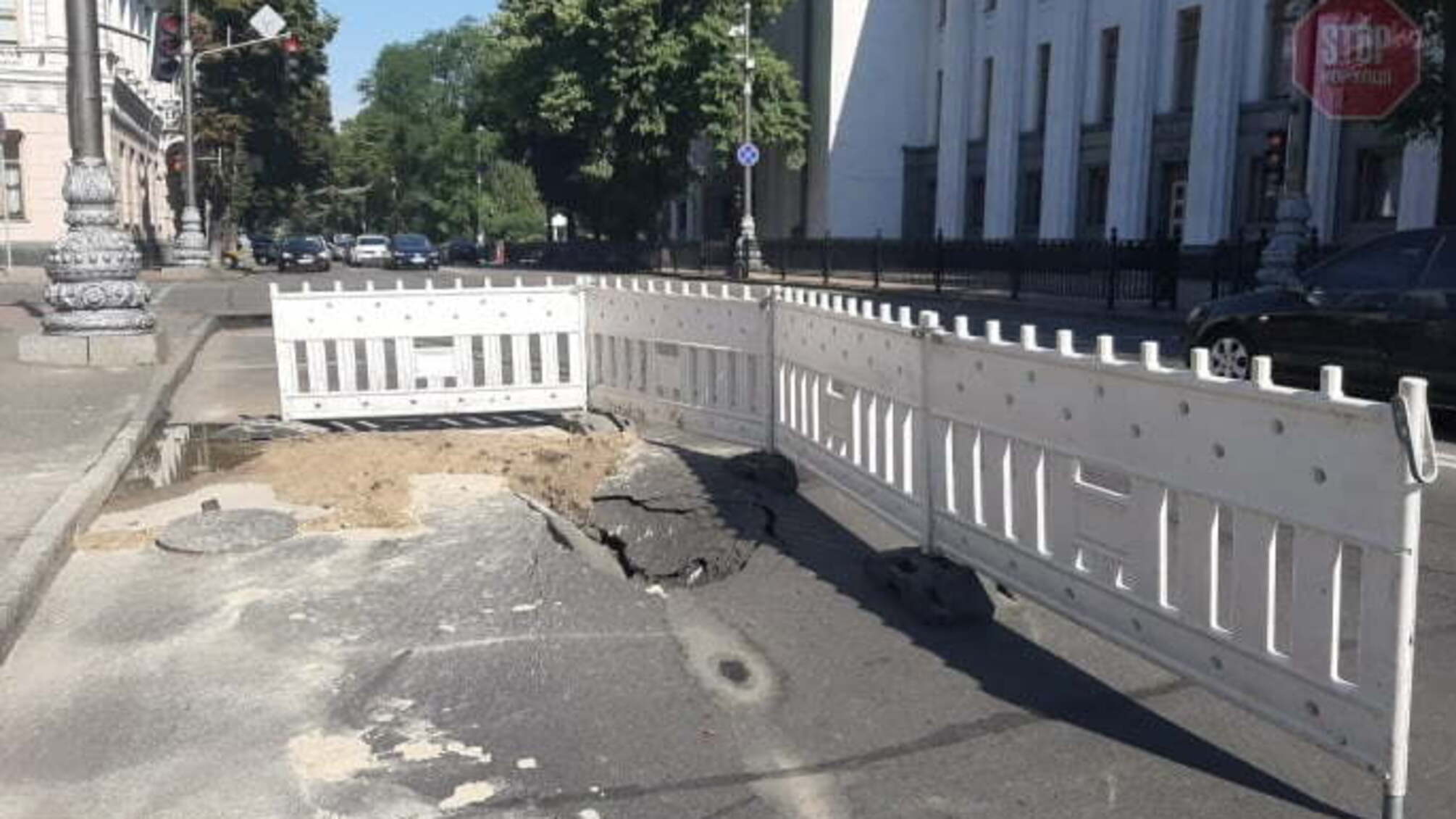 Асфальт біля Верховної Ради 'стомився' та провалився (фото)