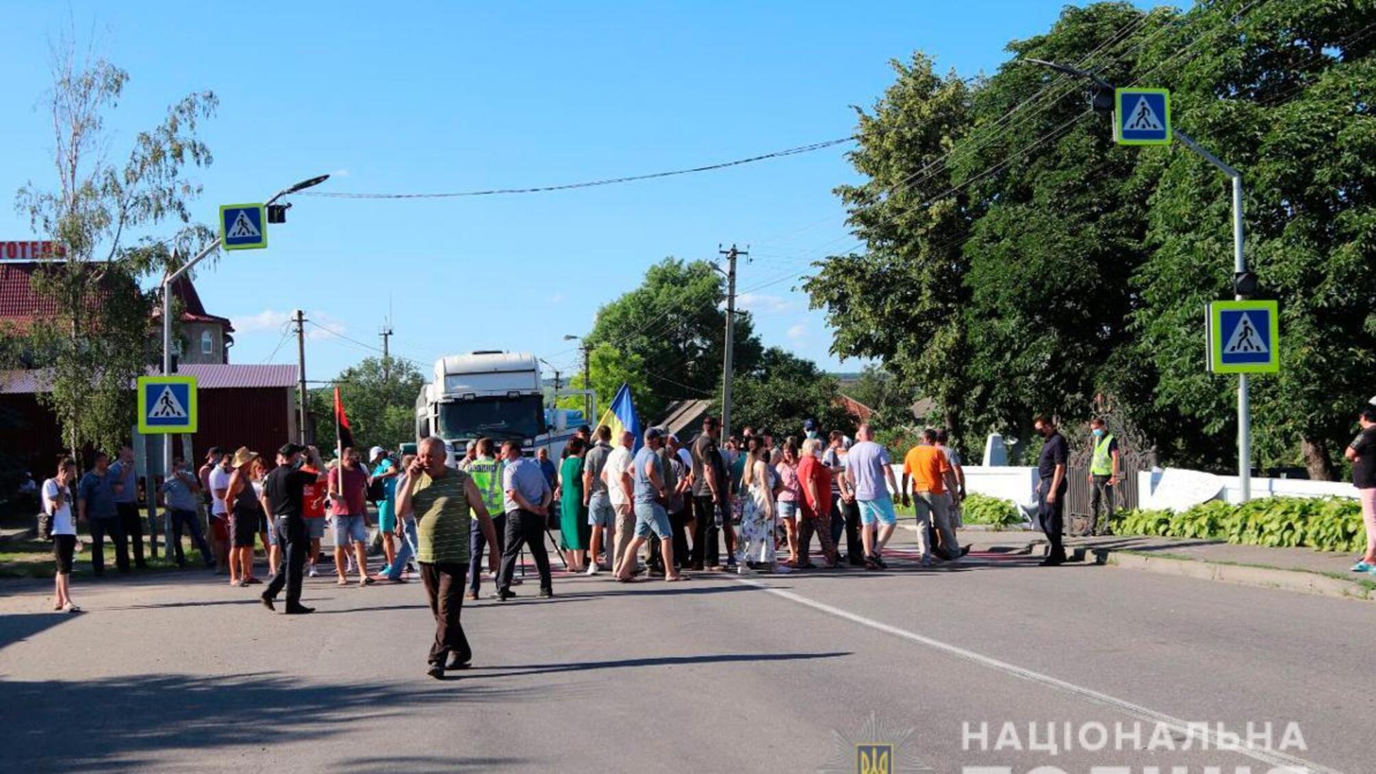 На Буковині у Хотинщині правоохоронці забезпечують правопорядок під час зібрання жителів району