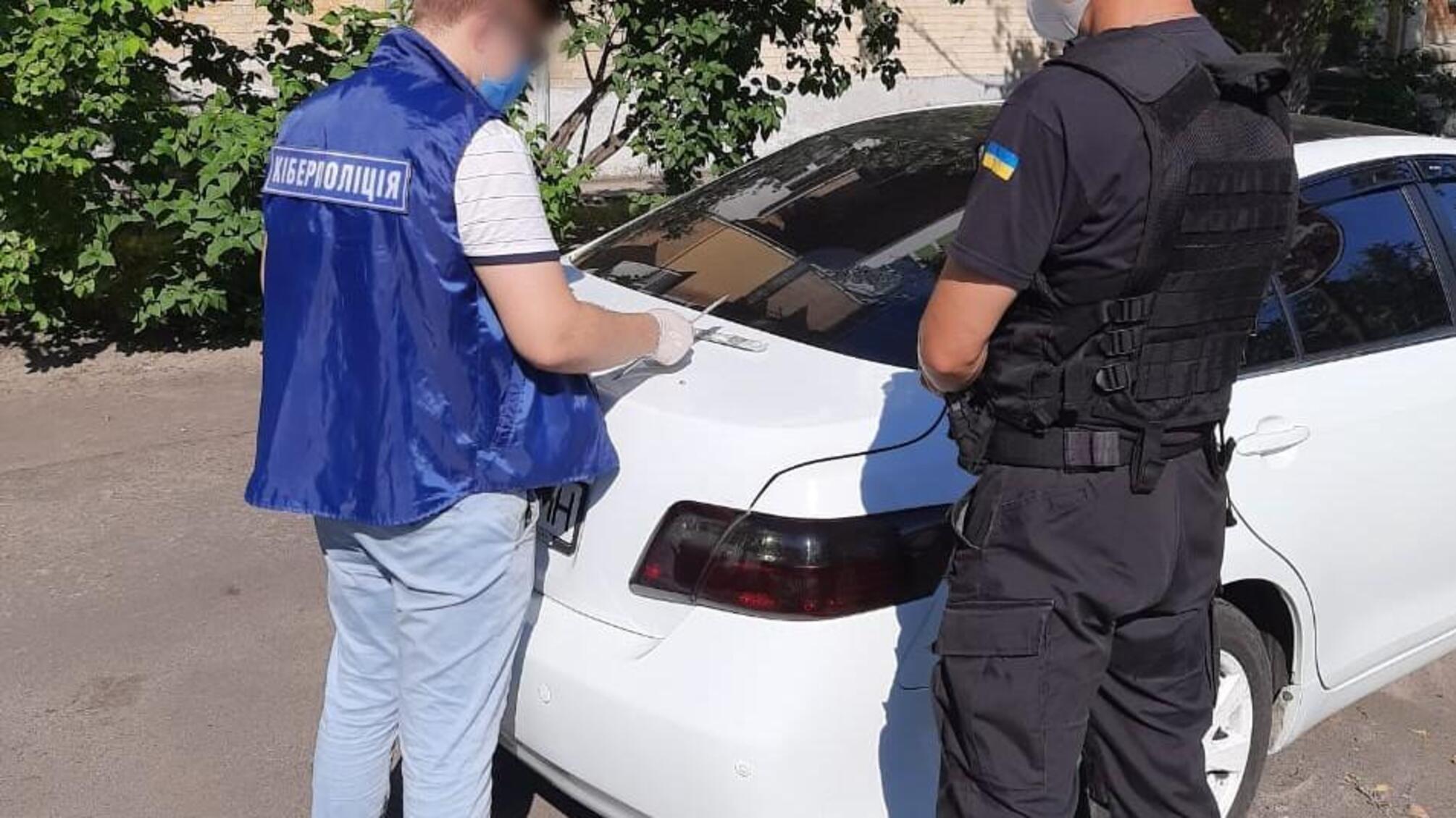 Кіберполіція викрила пару співмешканців у крадіжках чужих грошей з банкоматів