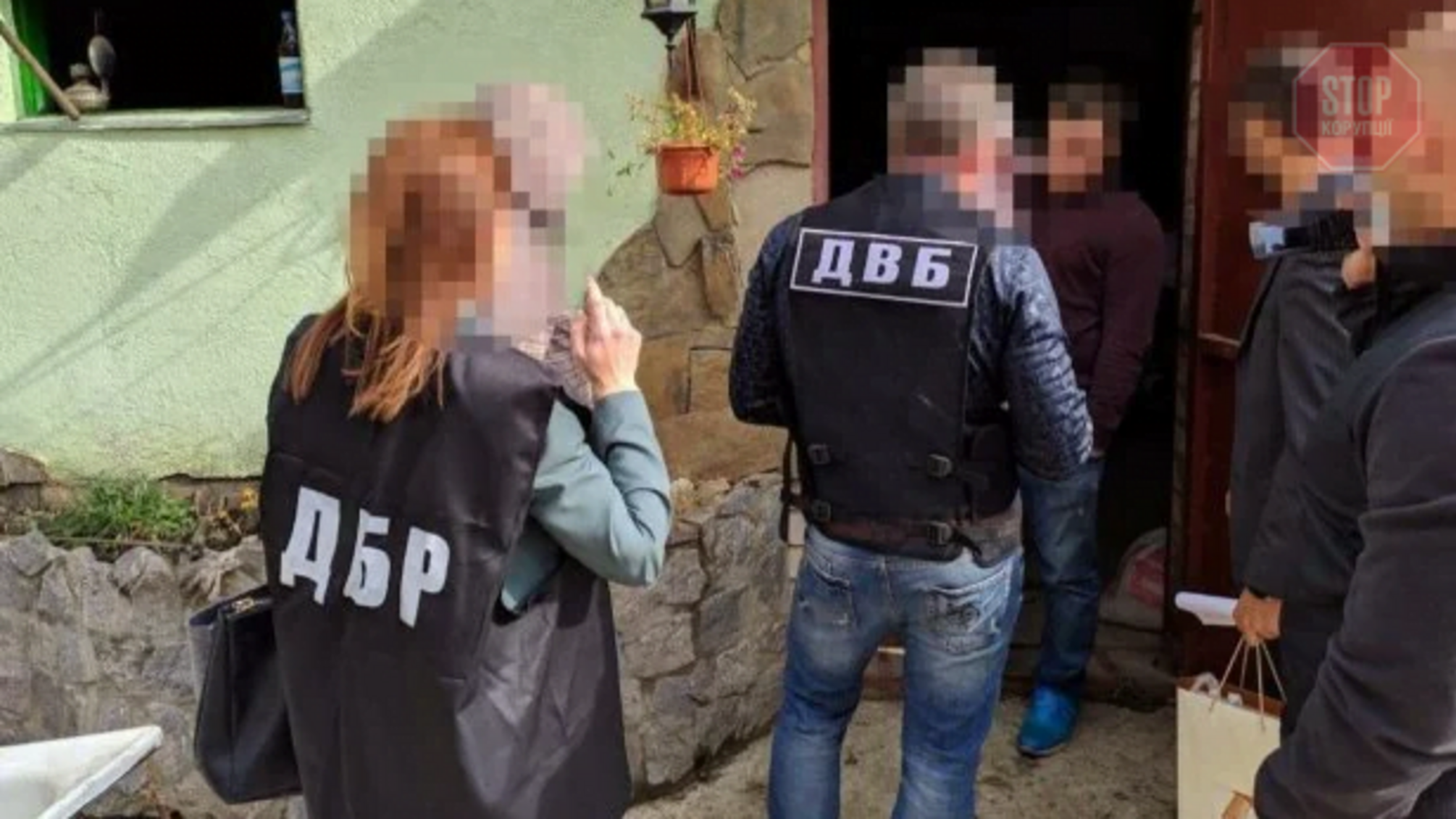 У Харківській області ДБР затримало поліцейського, який виманив у жінки мільйон гривень