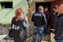 У Харківській області ДБР затримало поліцейського, який виманив у жінки мільйон гривень