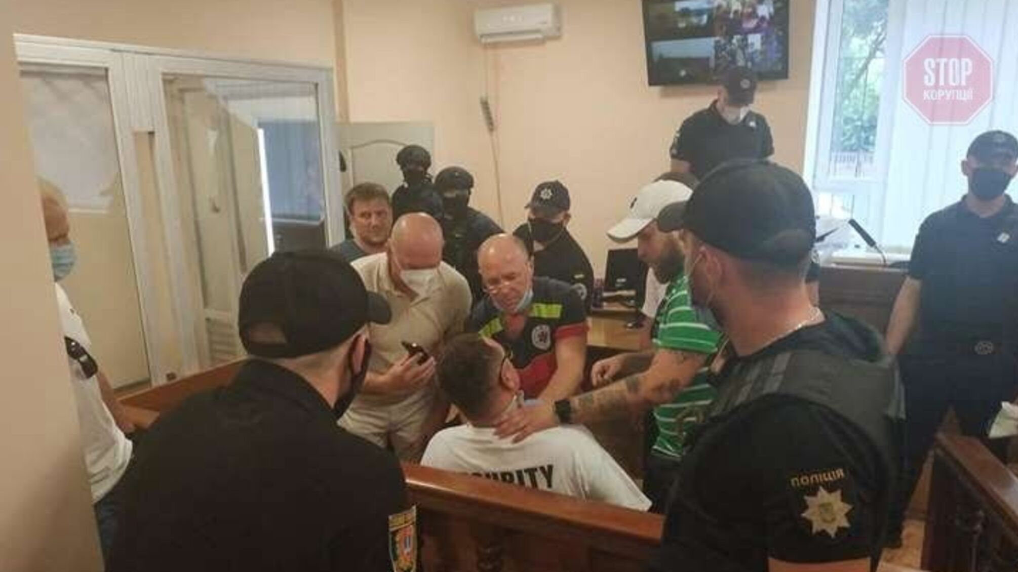 Одеський блогер Домбровський перерізав собі горло у суді (фото 18+)