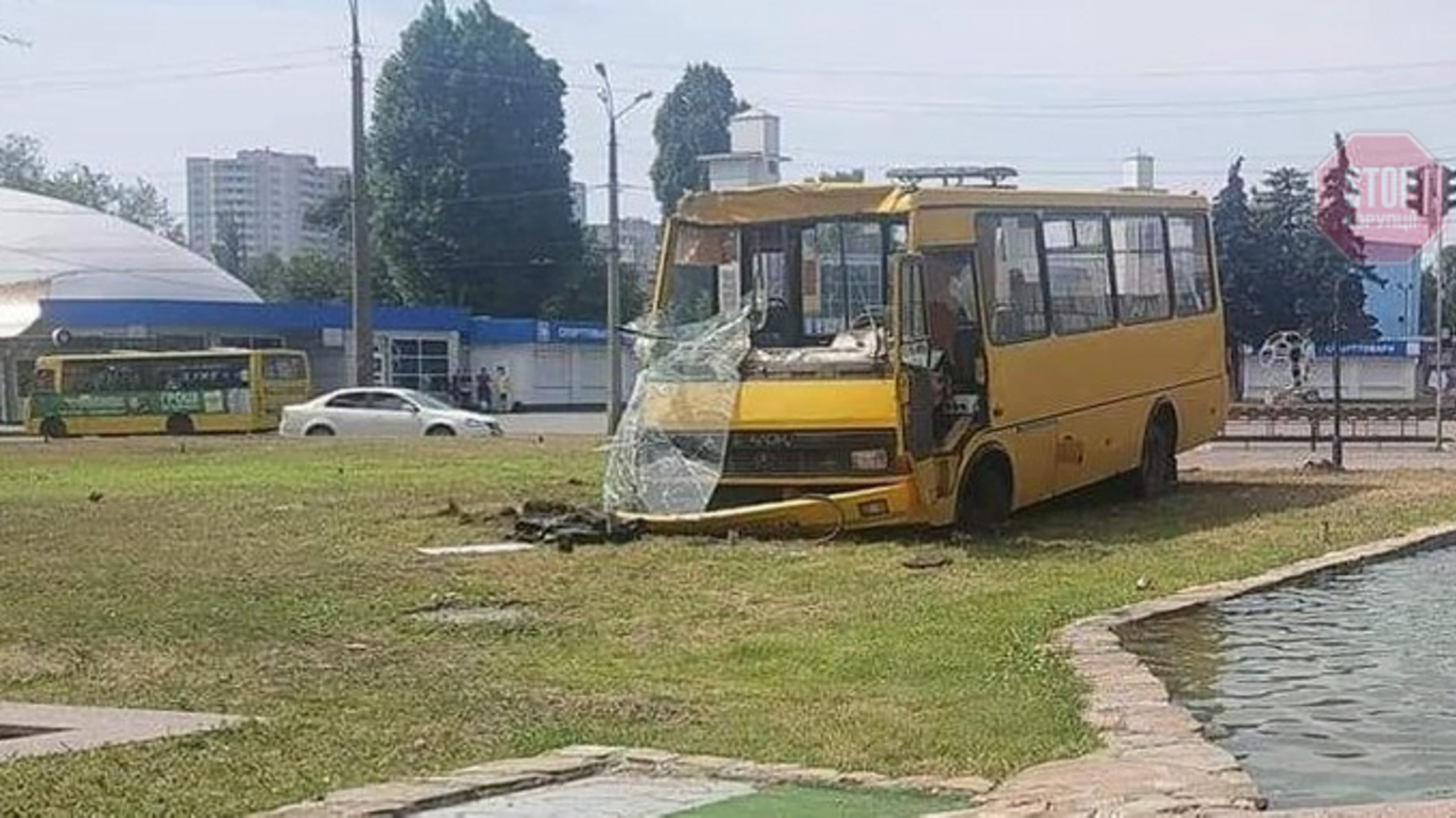 У Черкасах маршрутка протаранила пожежну машину (відео 18+, присутні лайливі вислови)