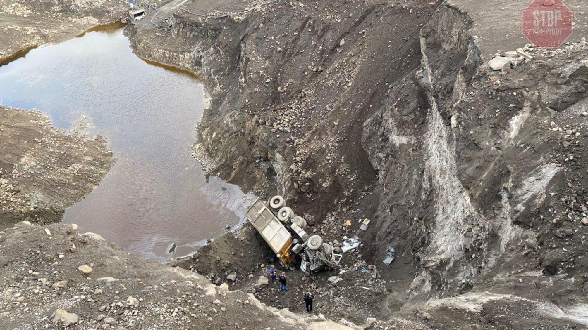 У Запоріжжі вантажівка злетіла з 25-метрового обриву