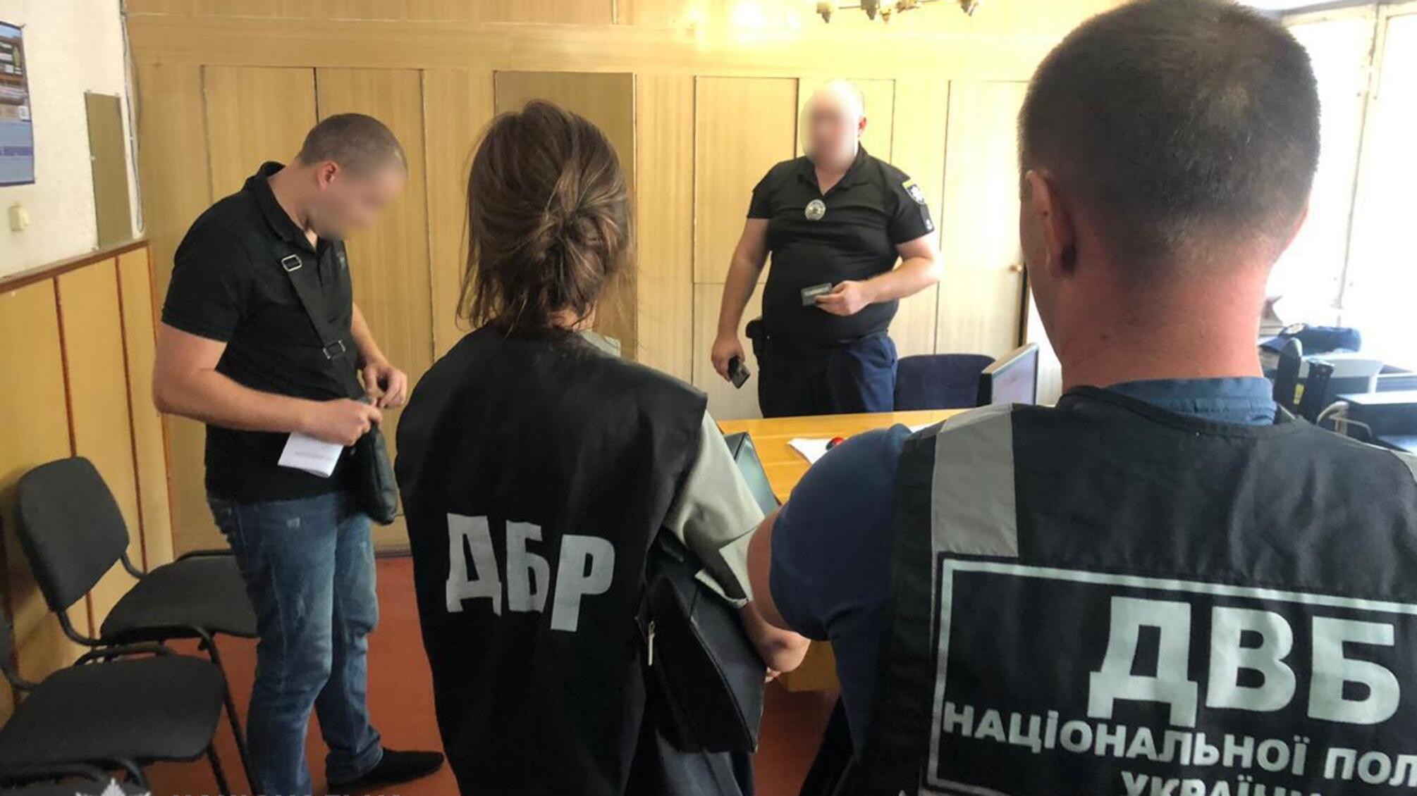 На Дніпропетровщині внутрішня безпека поліції викрила поліцейського в отриманні хабара та підкупі посадовця поліції