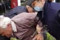 У Чернівцях поліцейські одягли кайданки на пенсіонера за стихійну торгівлю (відео)