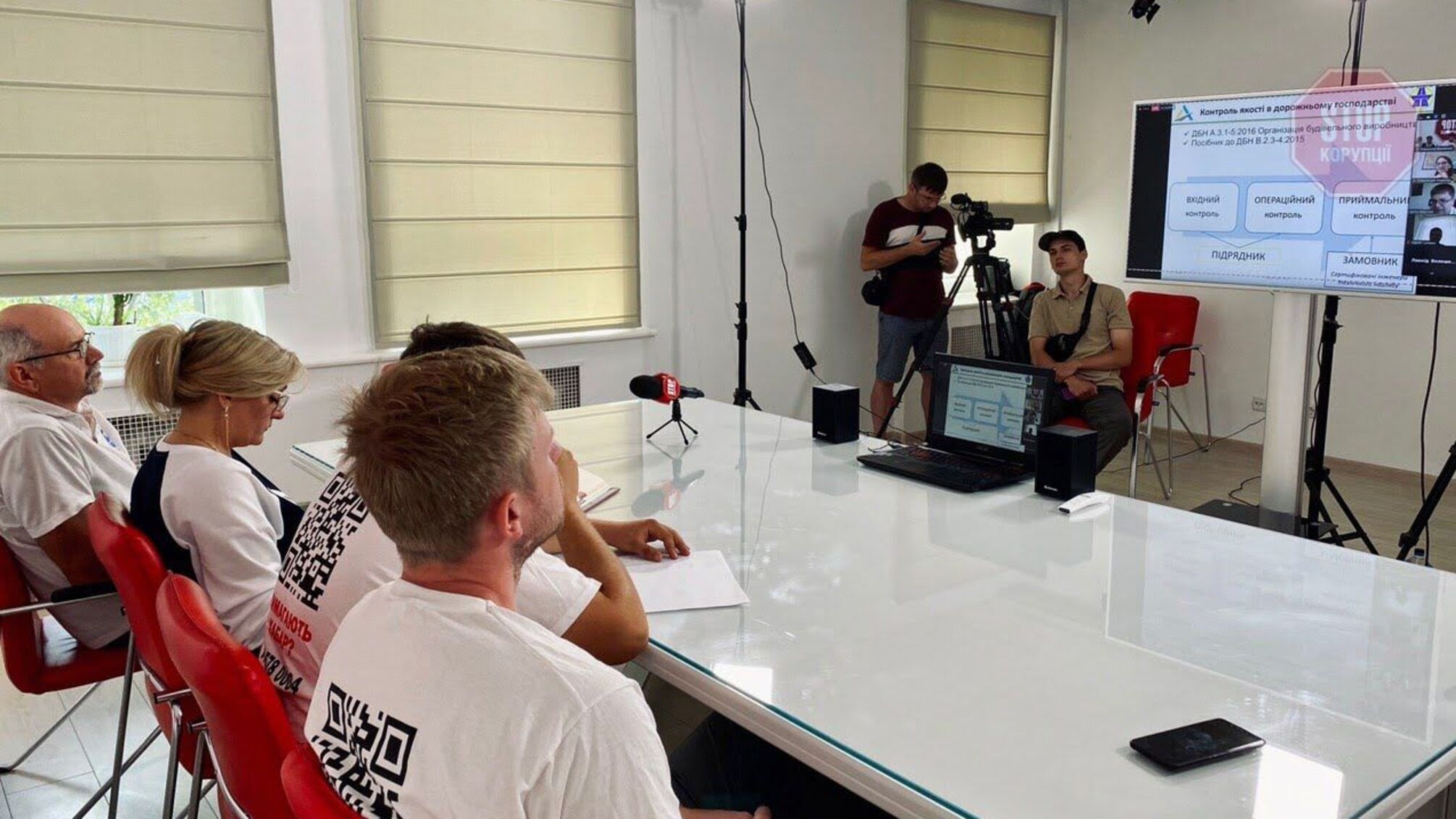 Як відрізнити глину від асфальту: у столиці «Укравтодор» навчав активістів (відео)