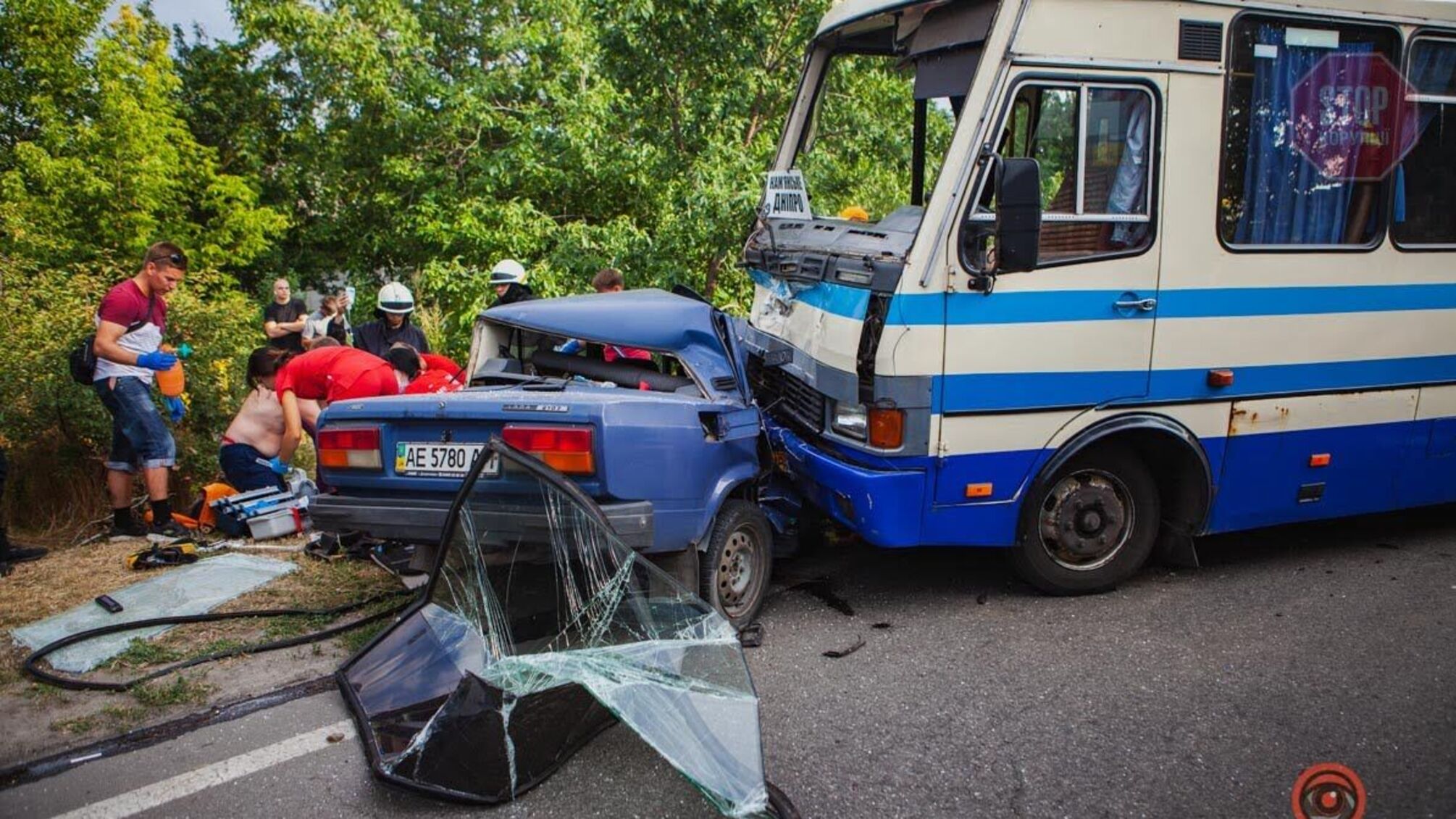 Лобове зіткнення у Дніпрі: водій автобуса у критичному стані (фото,відео)