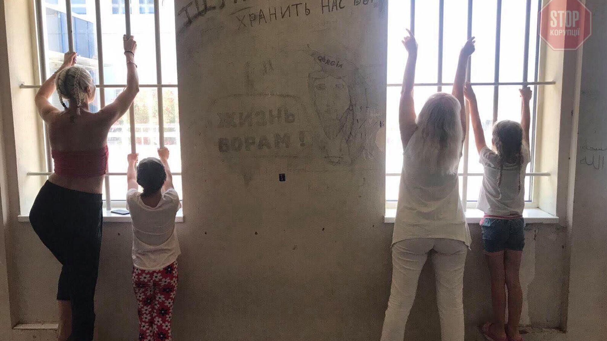 Туристи з України провели в грецькому ізоляторі вже третю ніч