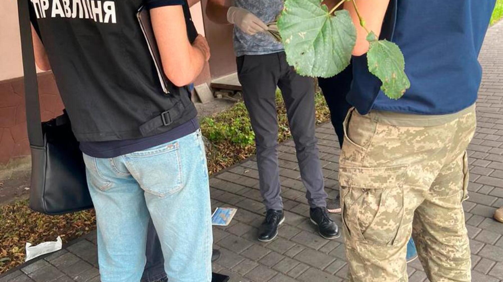 Під час отримання неправомірної вигоди правоохоронці затримали у Чернівцях співробітника військкомату