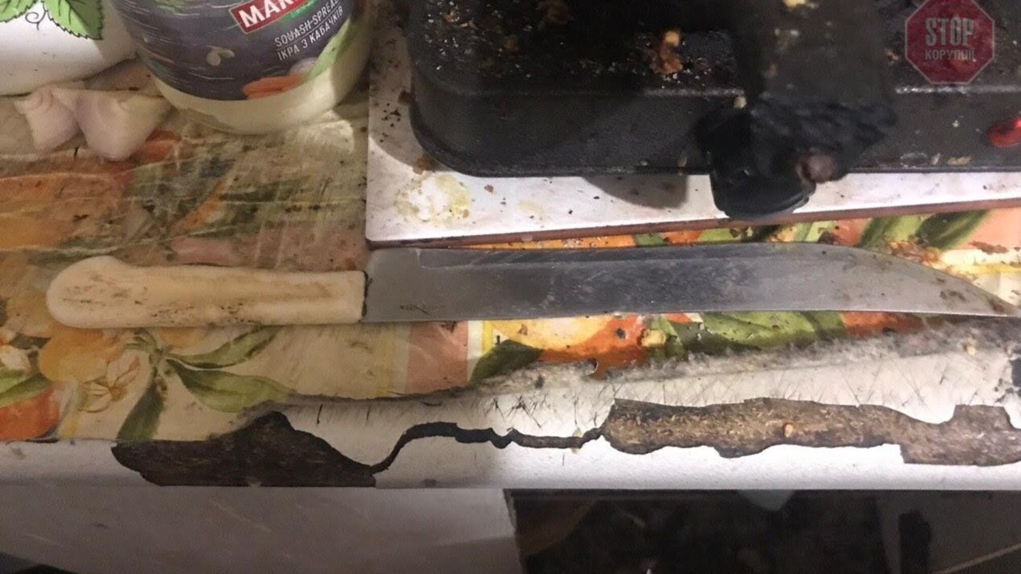 На Харківщині жінка ледь не зарізала родича - чоловік у лікарні (фото)