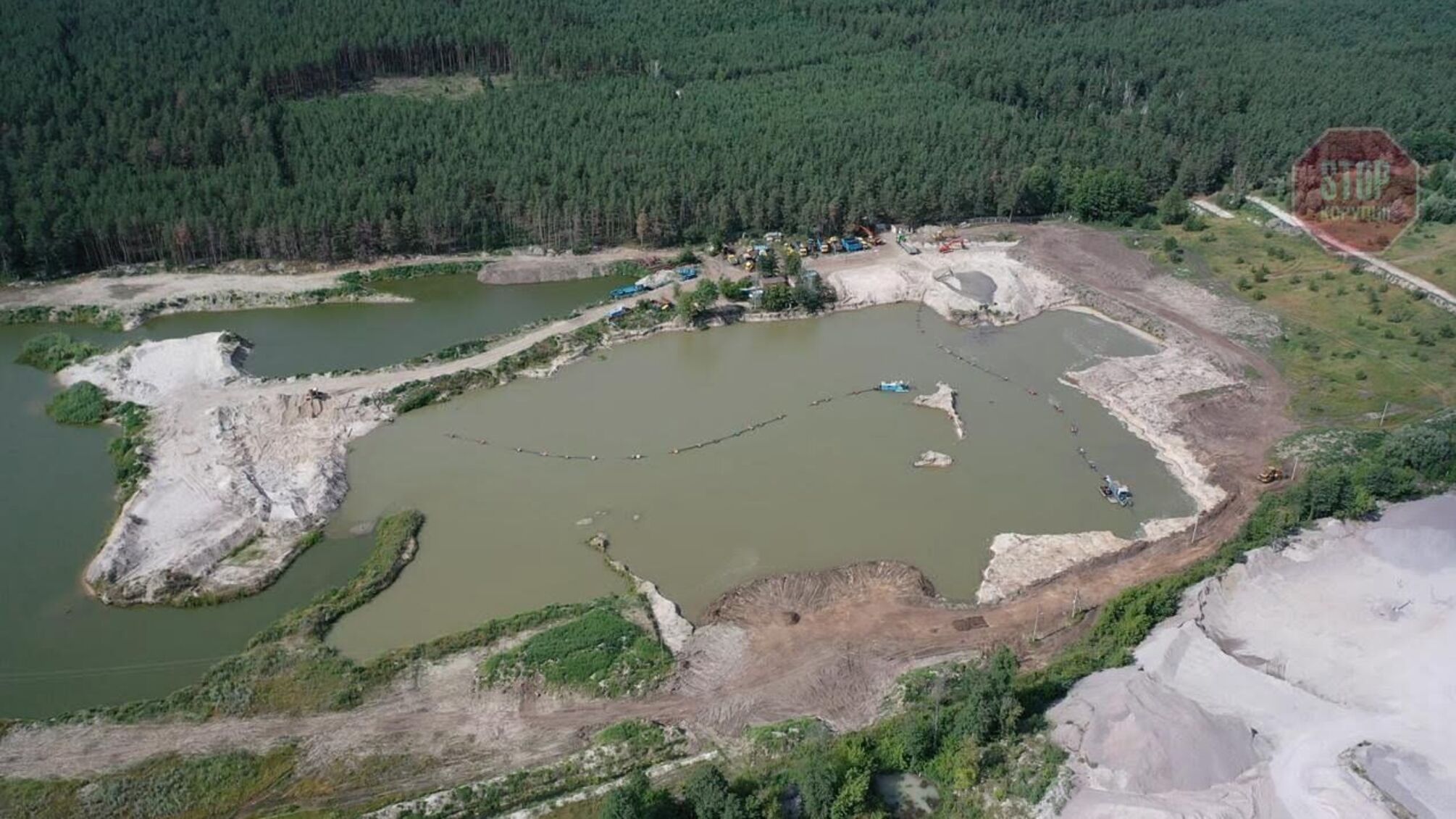 Ганявся з колодою в руках і погрожував спалити машину. Як нелегали риють пісок під Києвом на мільйони гривень (відео)