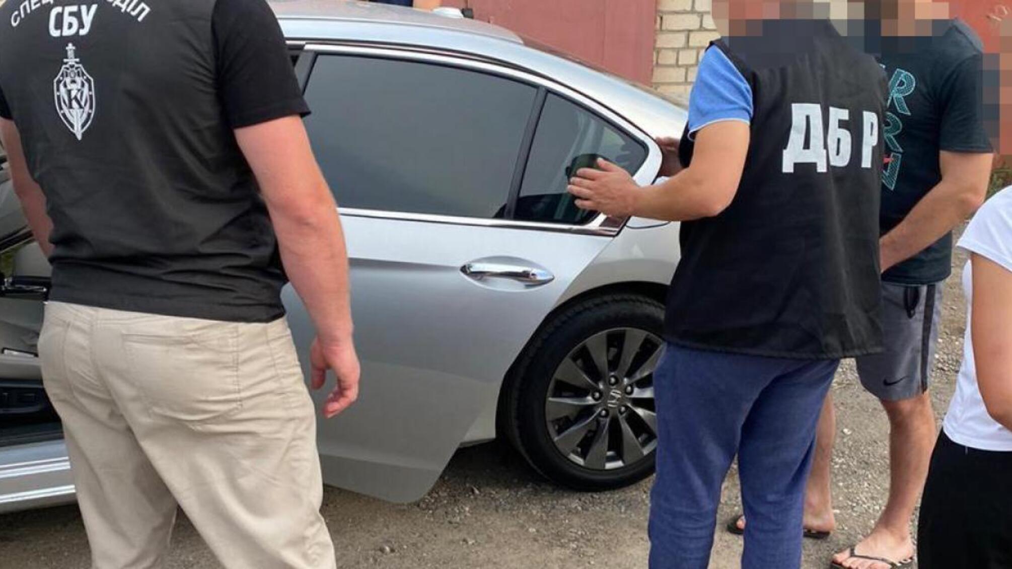 ДБР викрило групу поліцейських, які вимагали хабарі з наркозалежних (ОПЕРАТИВНЕ ВІДЕО)