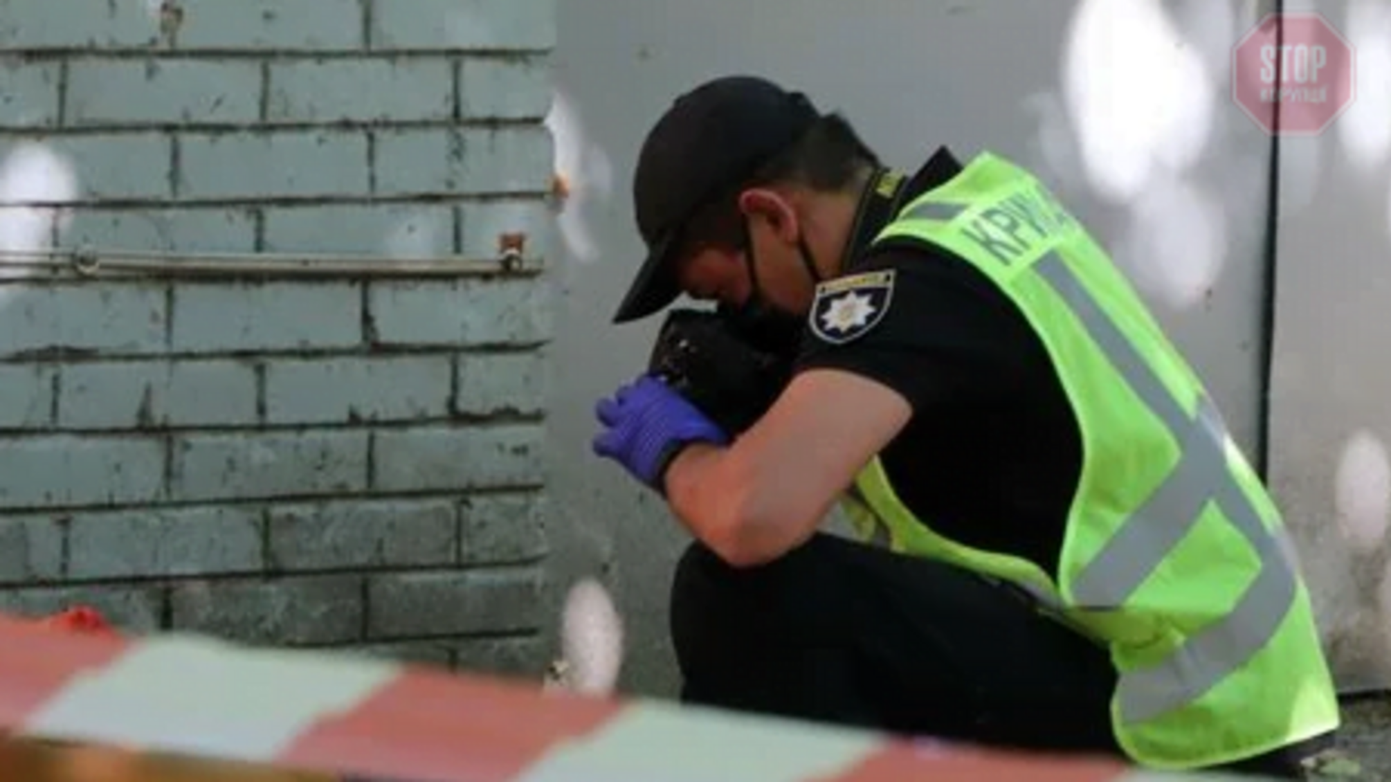 У Харкові знайшли труп молодого чоловіка, загорнутого у килим (фото, відео)