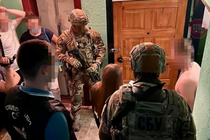 Харківські правоохоронці ''кришували'' наркозалежних за долари (фото, відео)