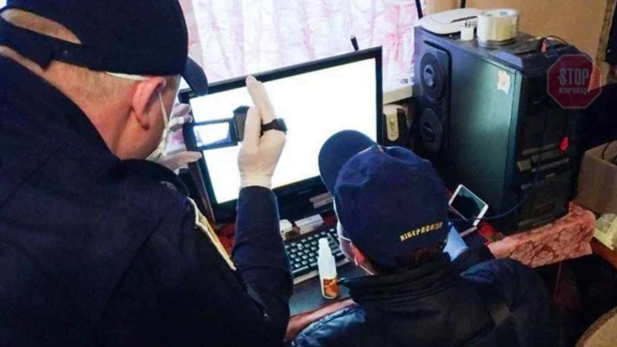 У Чернівцях підлітка підозрюють у викраденні мільйонів персональних даних іноземців