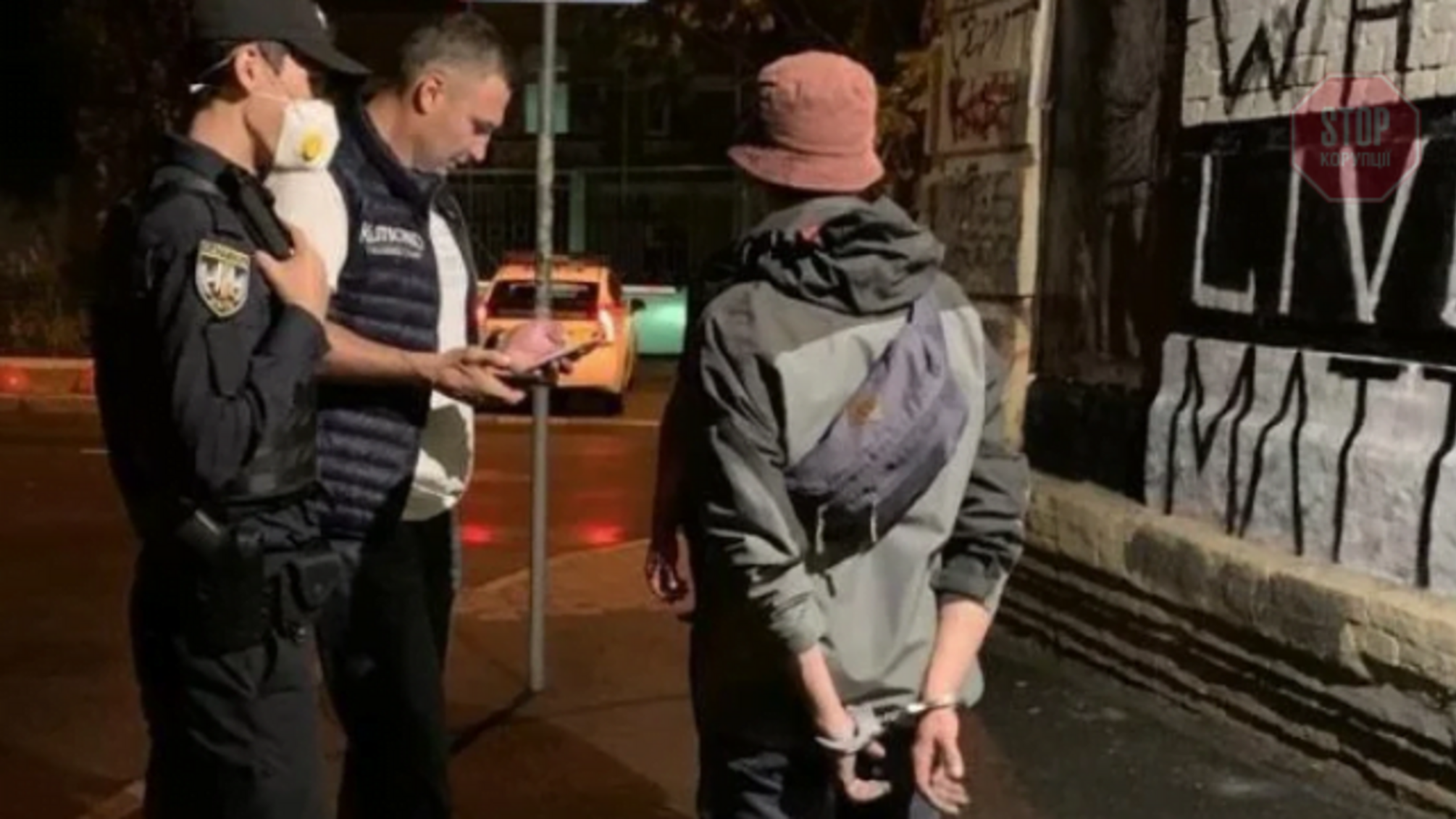 Кличко спіймав двох графітчиків, одному вдалося втекти (відео)