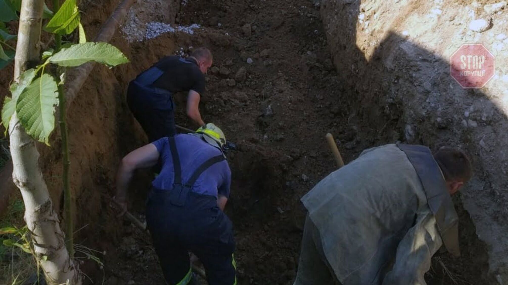 На Дніпропетровщині чоловіка насмерть засипало землею (відео)