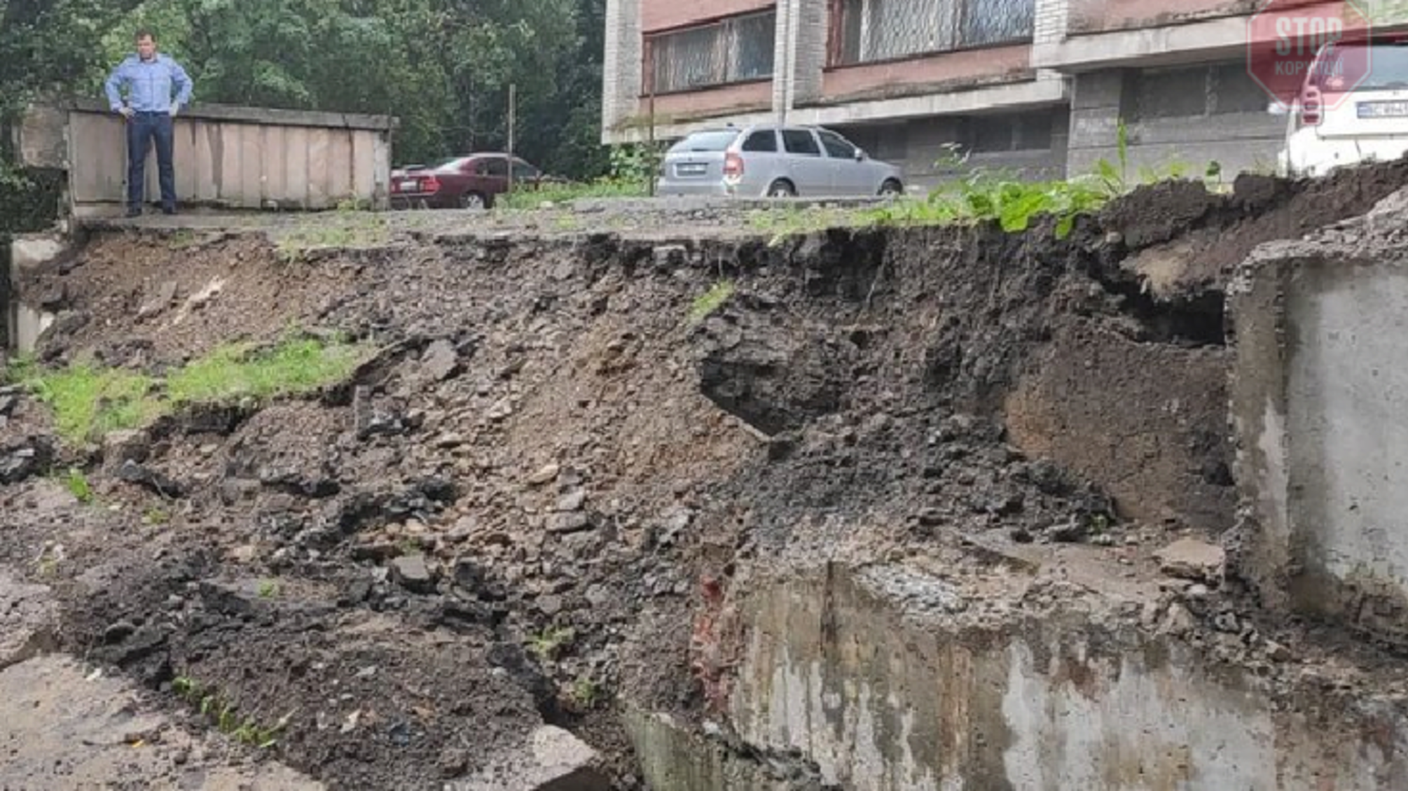 У Львові стався обвал підпірної стіни багатоповерхівки