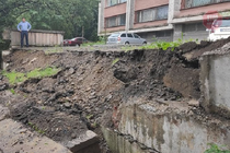 У Львові стався обвал підпірної стіни багатоповерхівки