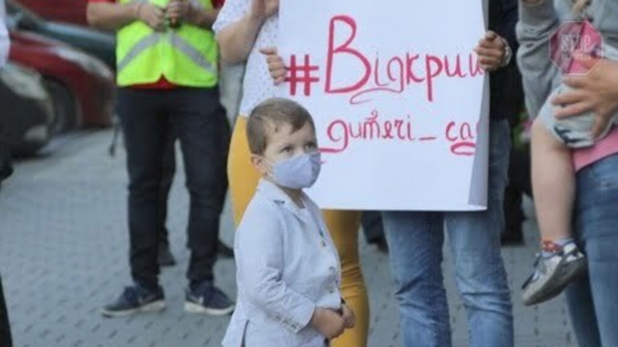 У Львові батьки з дітьми вийшли на акцію: вимагають відкрити садочки