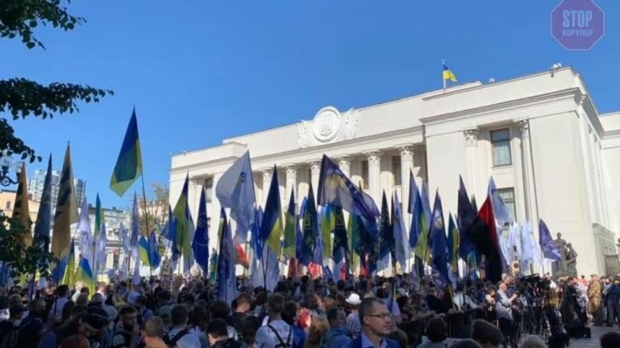 'Не подобається мова - геть до Ростова!' - під Радою мітинг (фото)