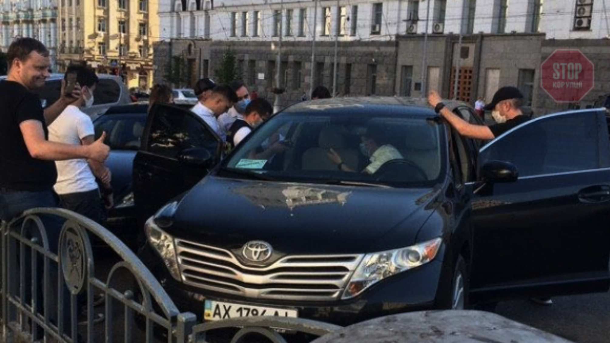 Правоохоронці у центрі Харкова обшукали машину директора департаменту міськради