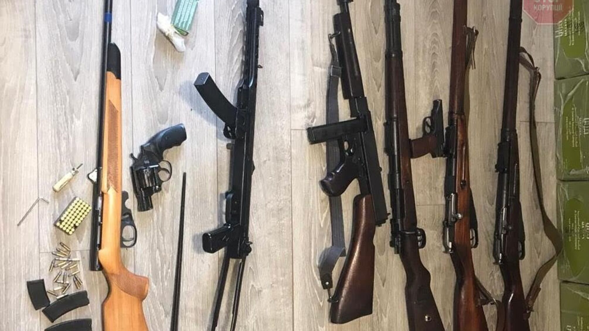 Десяток зброї та кілограми канабісу знайшли у жителя Одеси (фото, відео)