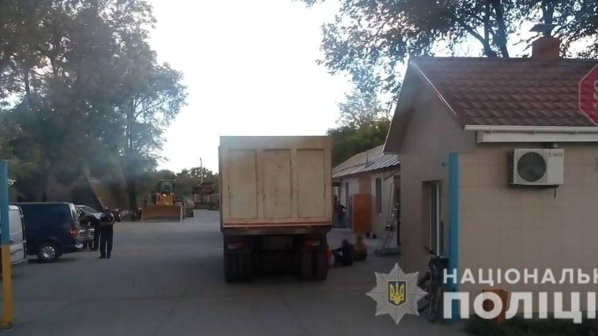 На Одещині дівчинка вибігла під колеса вантажівки та загинула (фото)