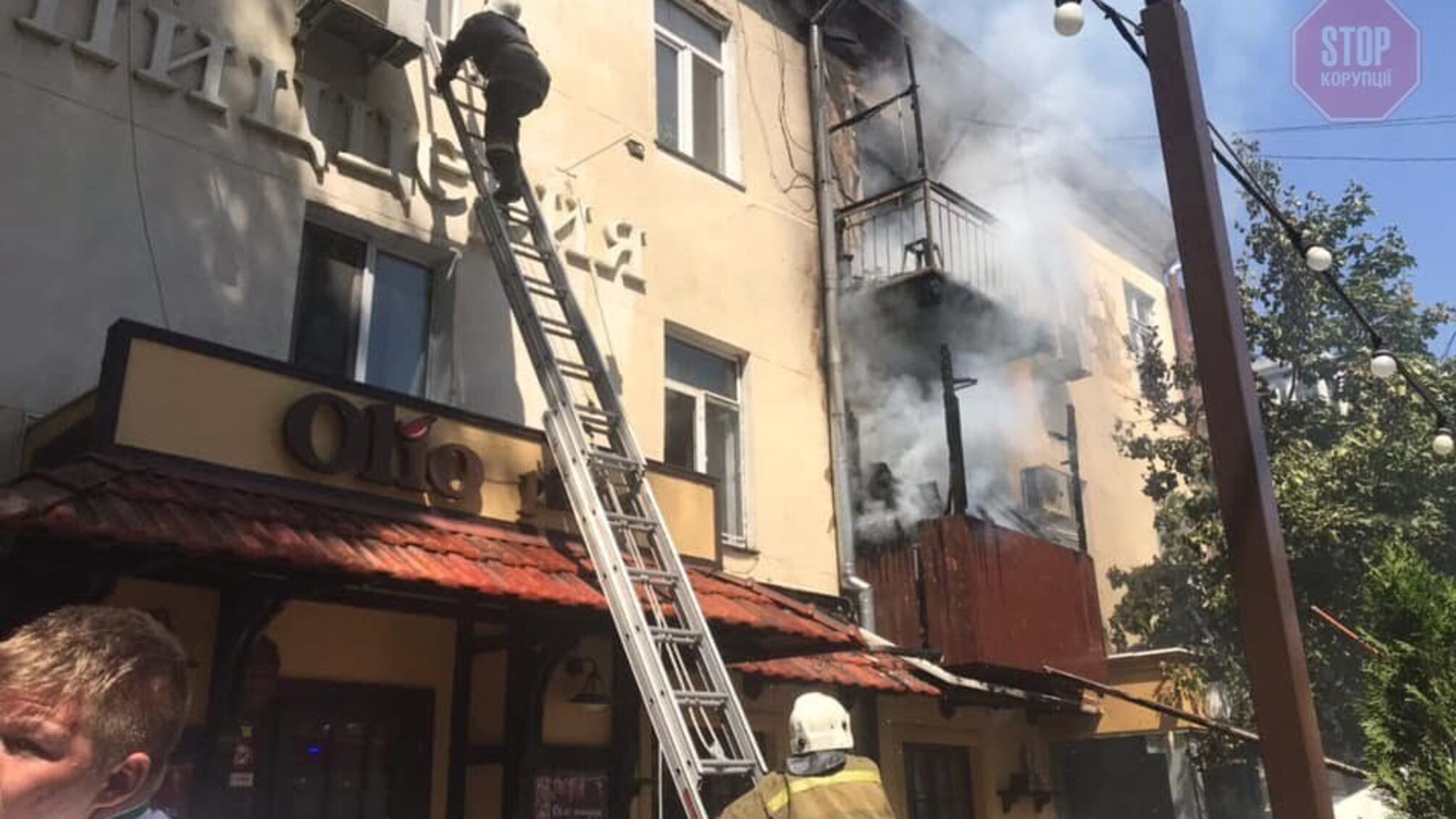 У центрі Одеси горить багатоповерхівка (фото, відео)